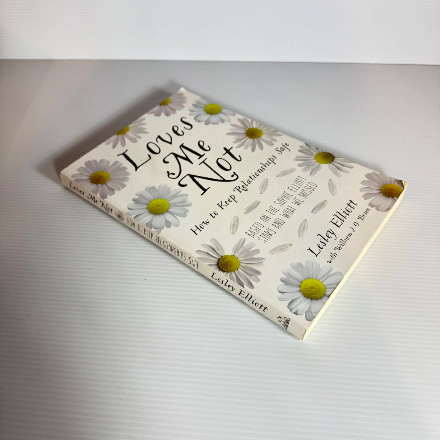 Loves Me Not: How To Keep relationships Safe - Lesley Elliott And  William J. O'Brien