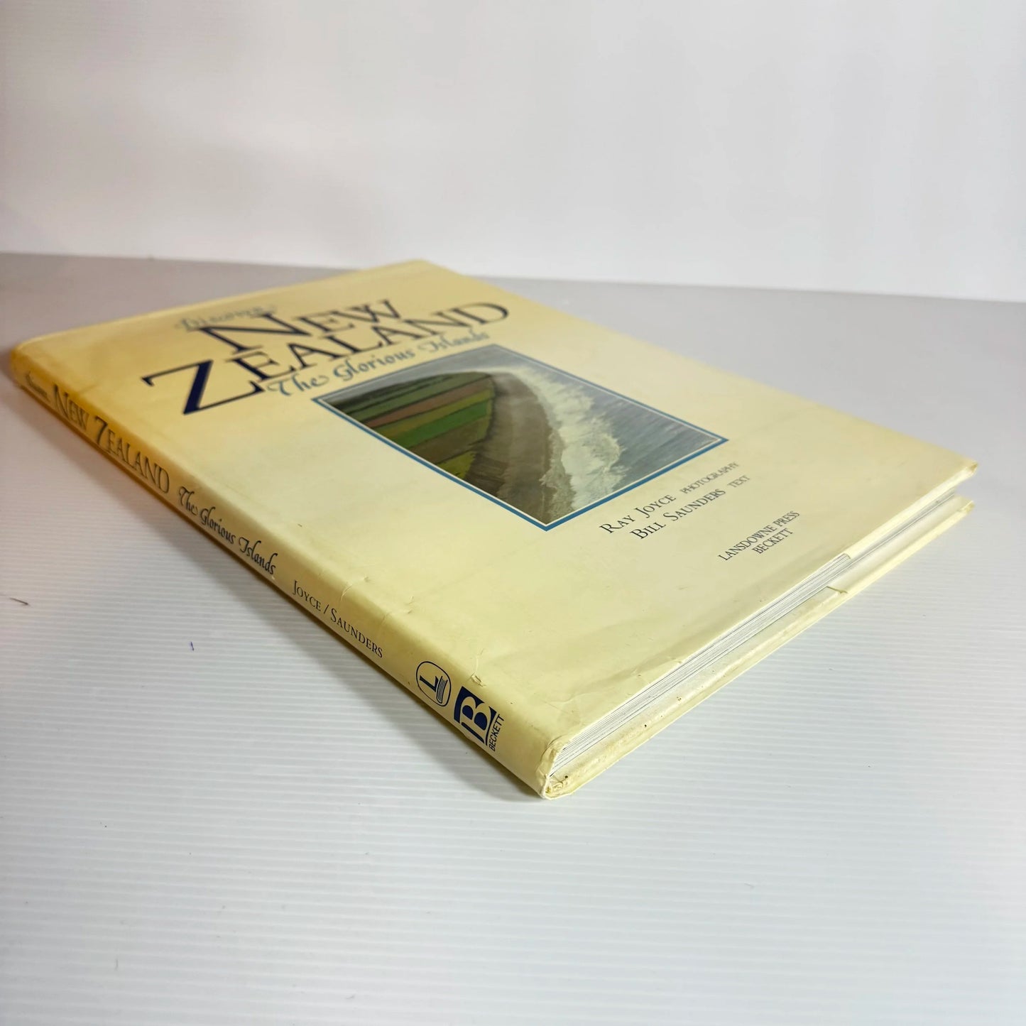 Discover New Zealand : The Glorious Island - Ray Joyce Photography & Bill Saunders Text (Vintage 1988)