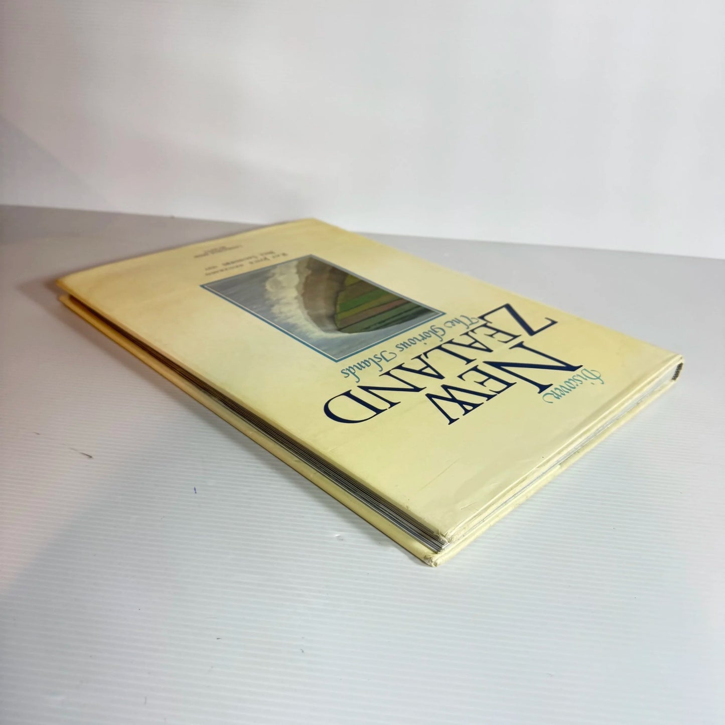 Discover New Zealand : The Glorious Island - Ray Joyce Photography & Bill Saunders Text (Vintage 1988)