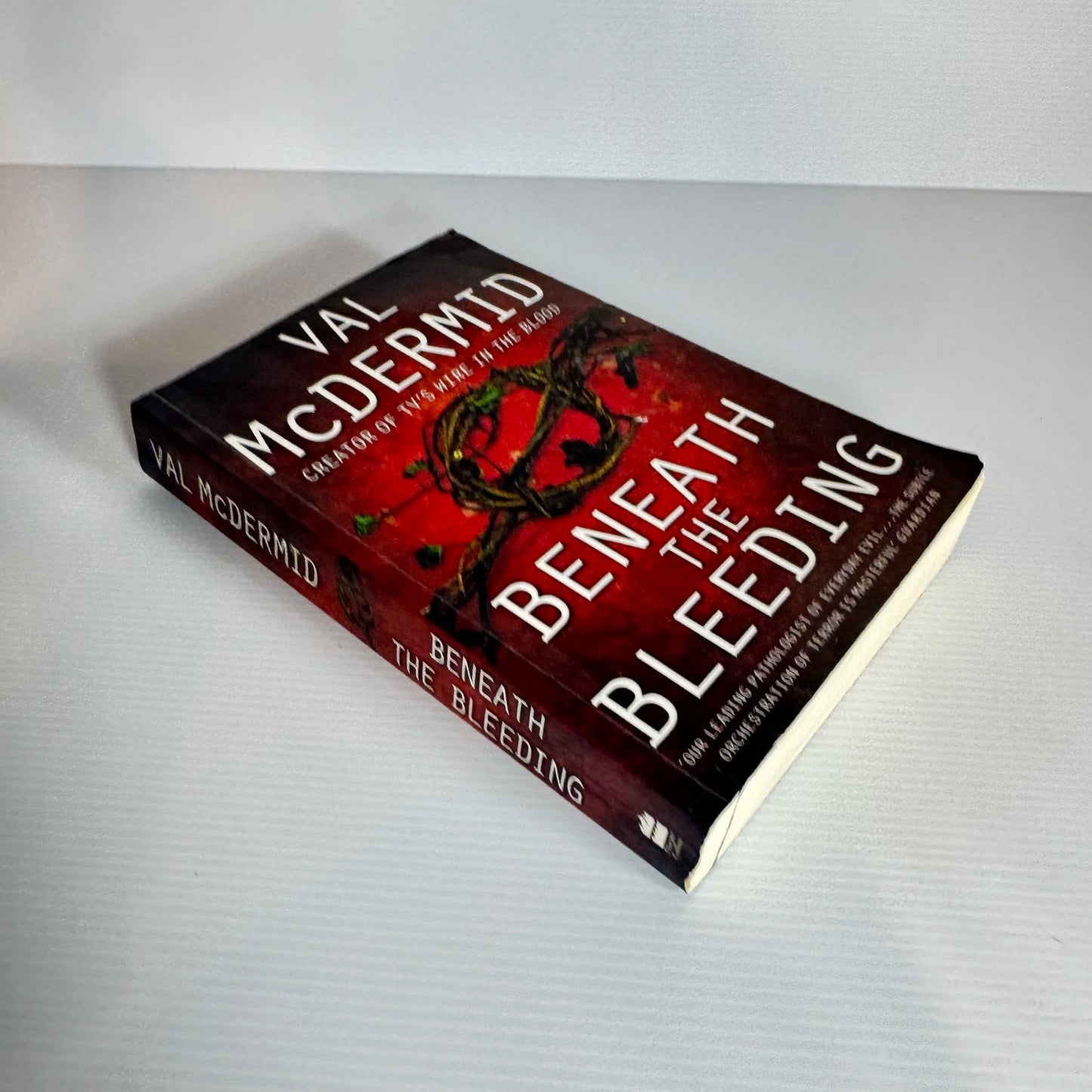 Beneath The Bleeding - Val McDermid
