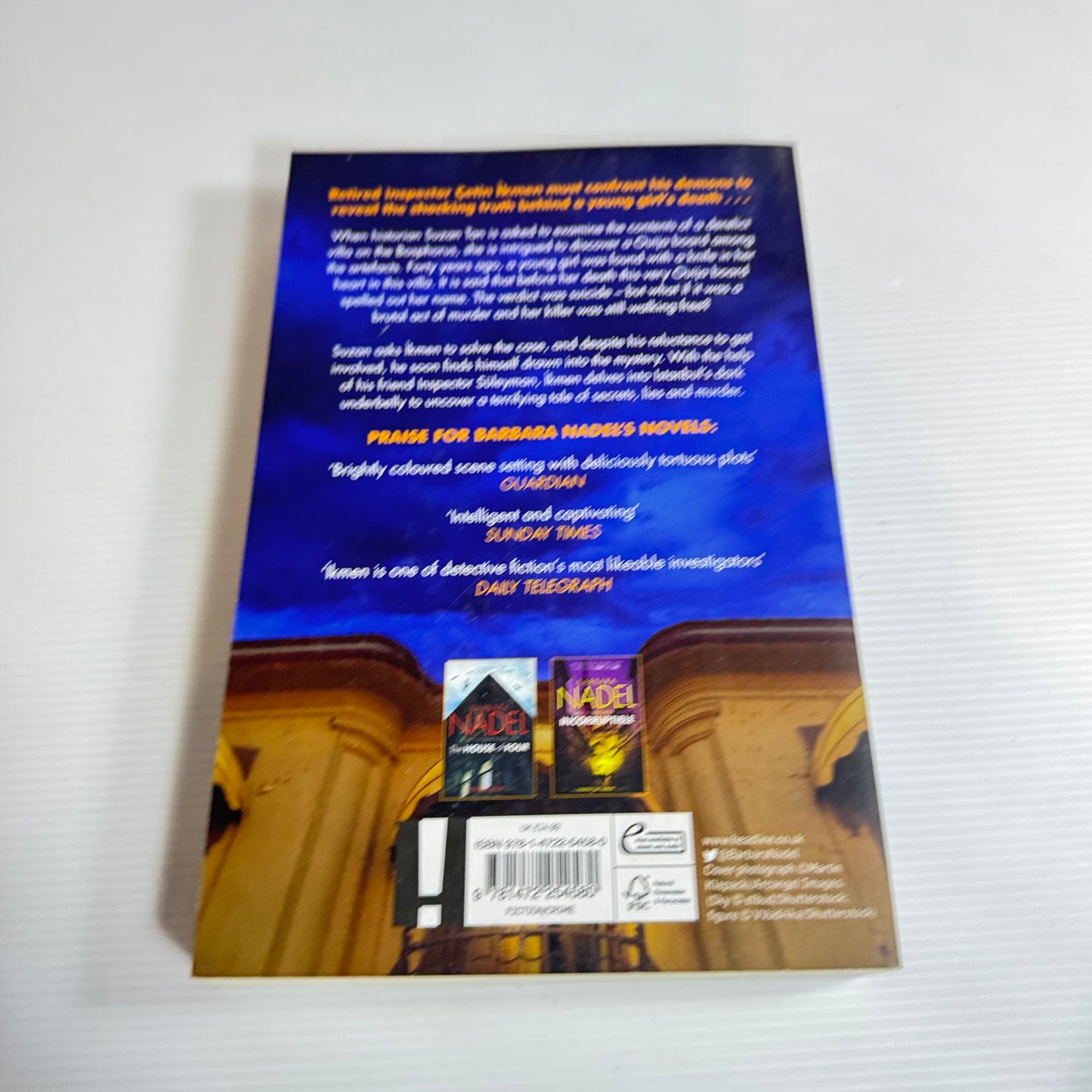 A Knife To The Heart (A Inspector Ikmen Mystery) - Barabara Nadel (New)