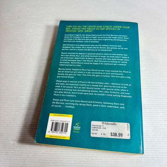 Plum Spooky - Janet Evanovich (A Stephanie Plum Between-The -Numbers Novel)