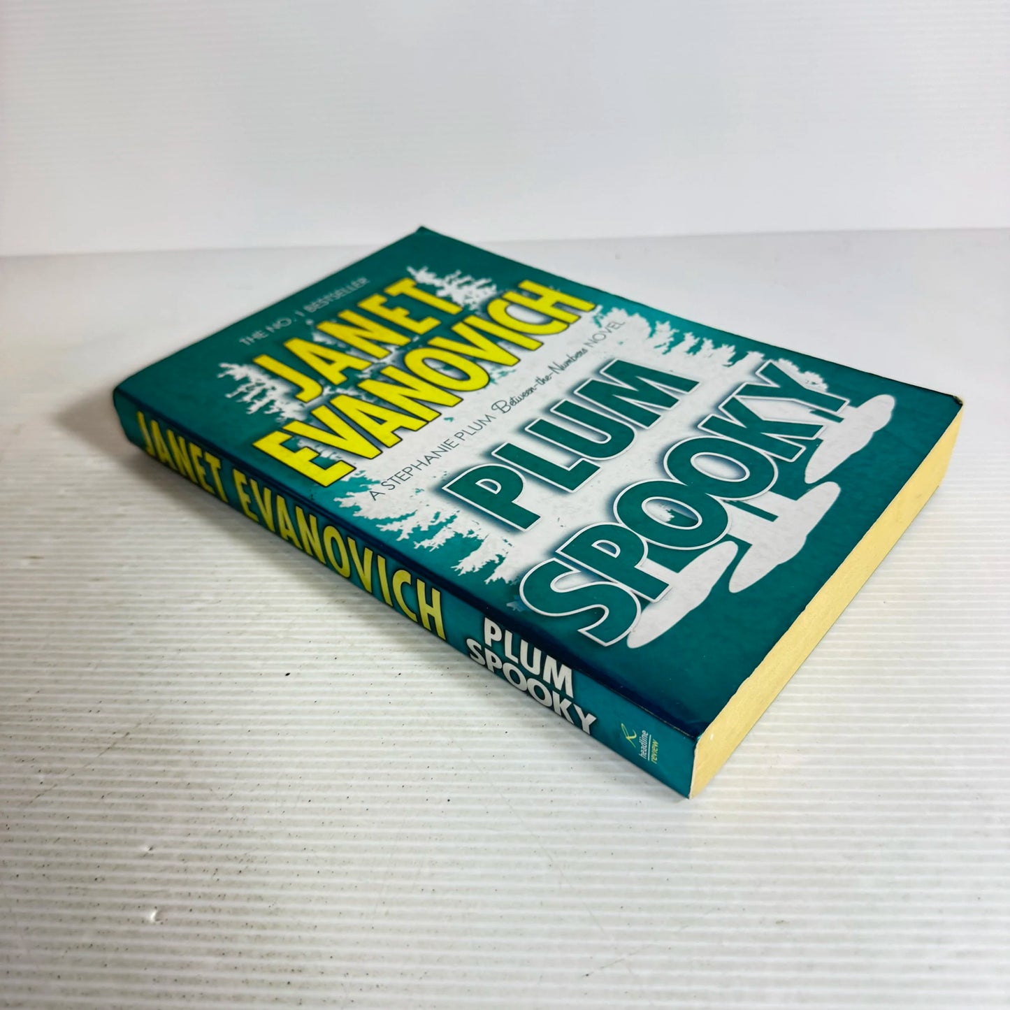 Plum Spooky - Janet Evanovich (A Stephanie Plum Between-The -Numbers Novel)