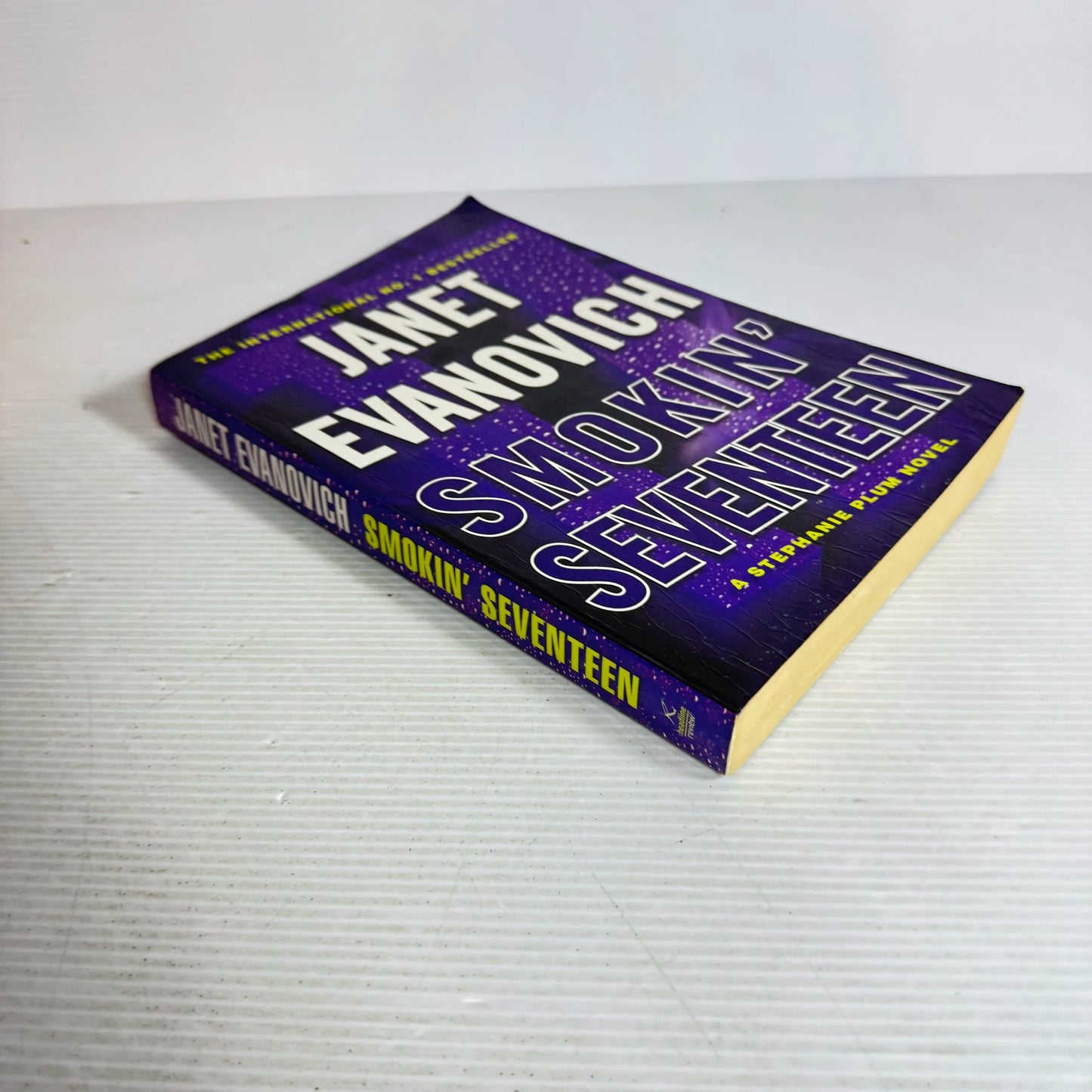 Smokin' Seventeen (A Stephanie Plum Novel) - Janet Evanovich