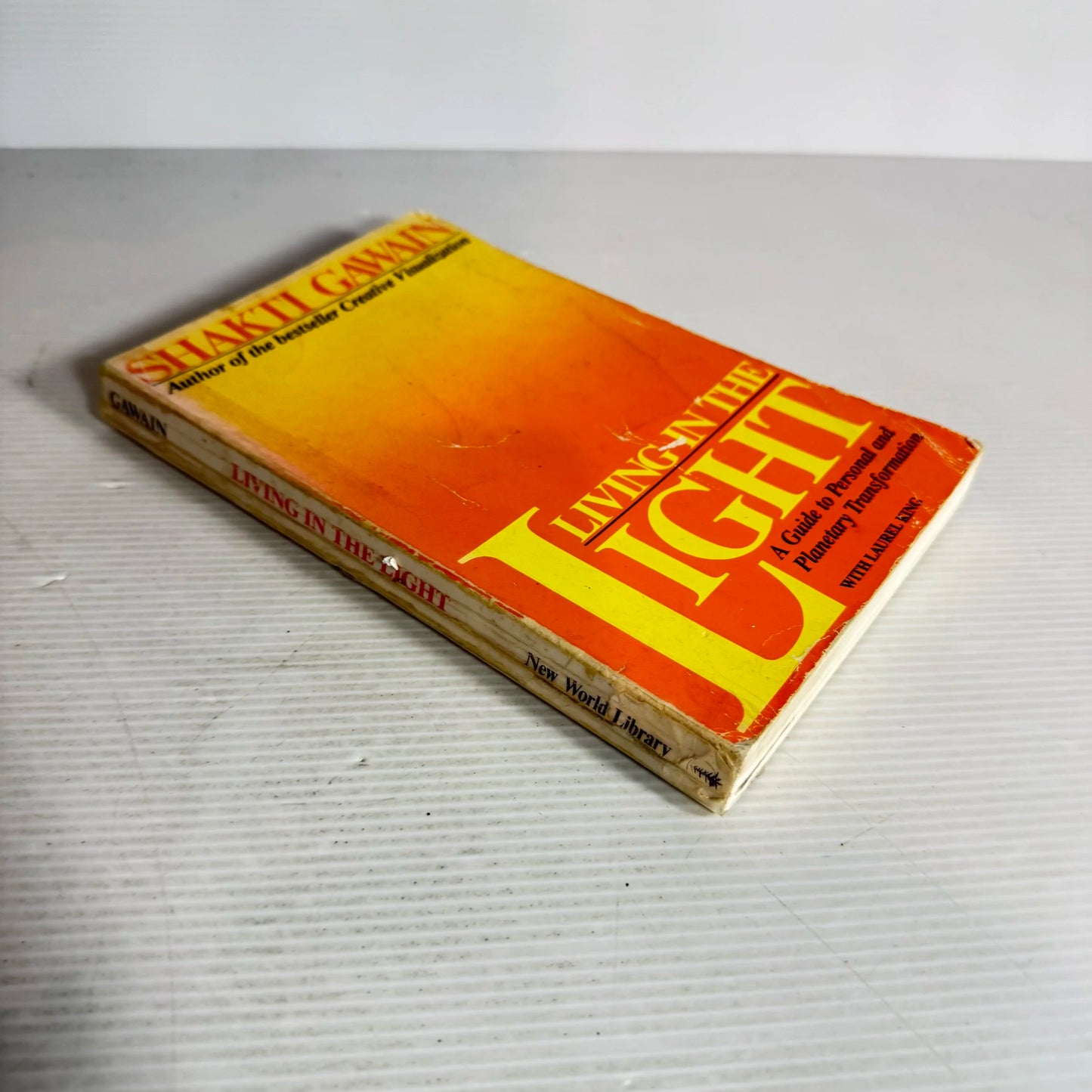 Living in the Light : A Guide to Personal and Planetary Transformation - Shakti Gawain (Vintage 1986)