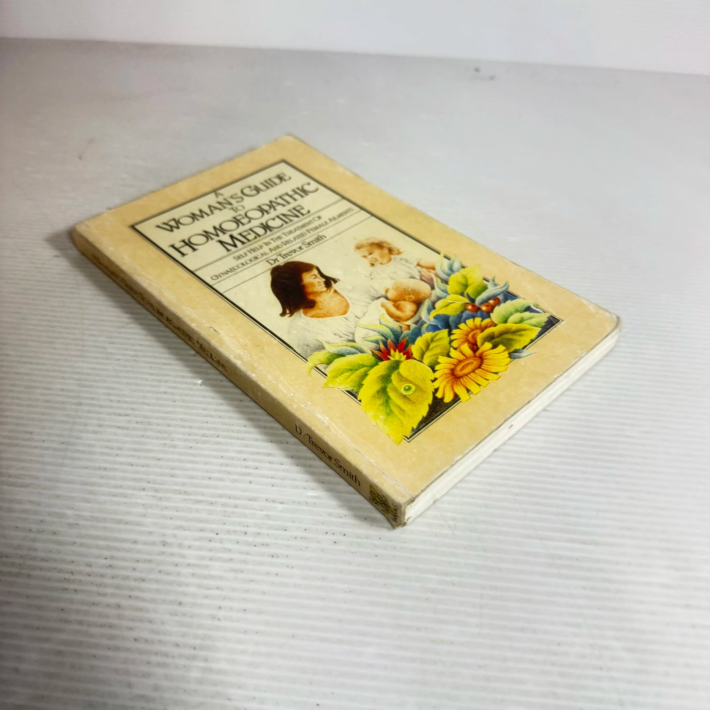 A Woman's Guide to Homoeopathic Medicine - Dr Trevor Smith (Vintage 1984)
