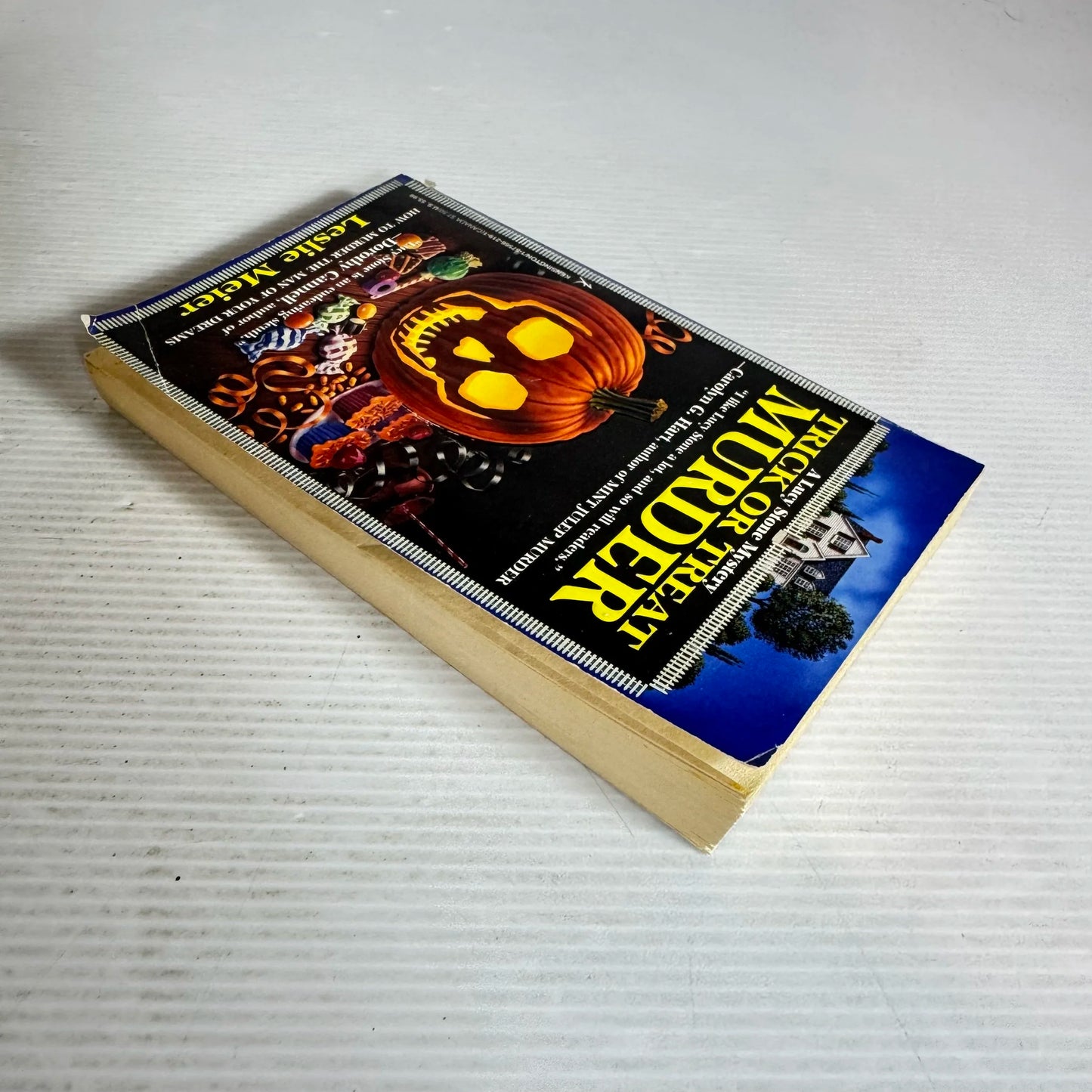 Trick or Treat Murder : A Lucy Stone Mystery - Leslie Meier (1997)