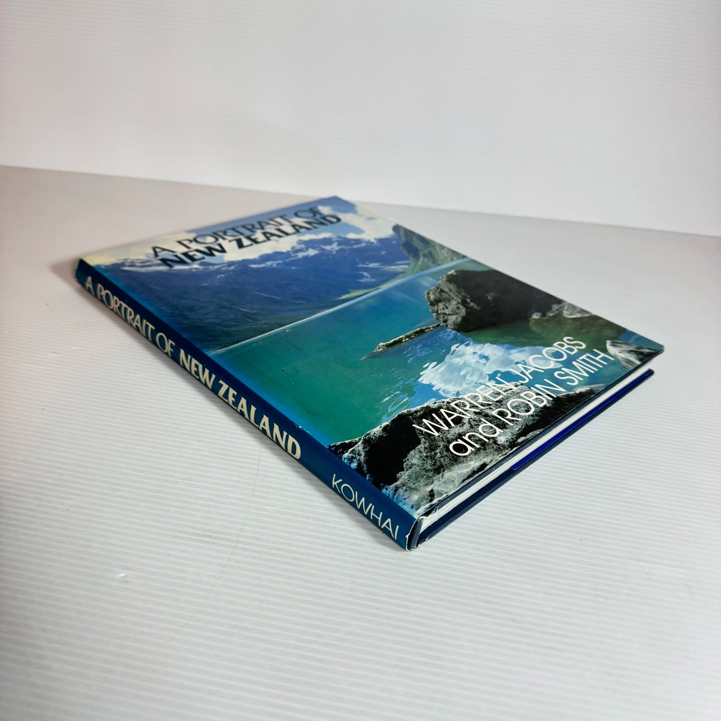 A Portrait of New Zealand - Warren Jacobs and Robin Smith