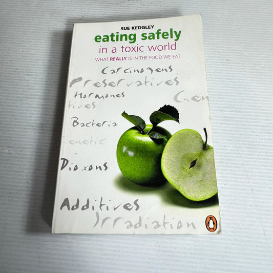 Eating Safely in a Toxic World : What Really Is In the Food We Eat - Sue Kedgley