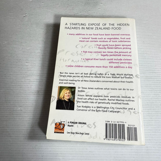 Eating Safely in a Toxic World : What Really Is In the Food We Eat - Sue Kedgley