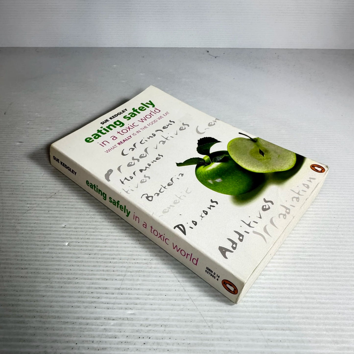 Eating Safely in a Toxic World : What Really Is In the Food We Eat - Sue Kedgley