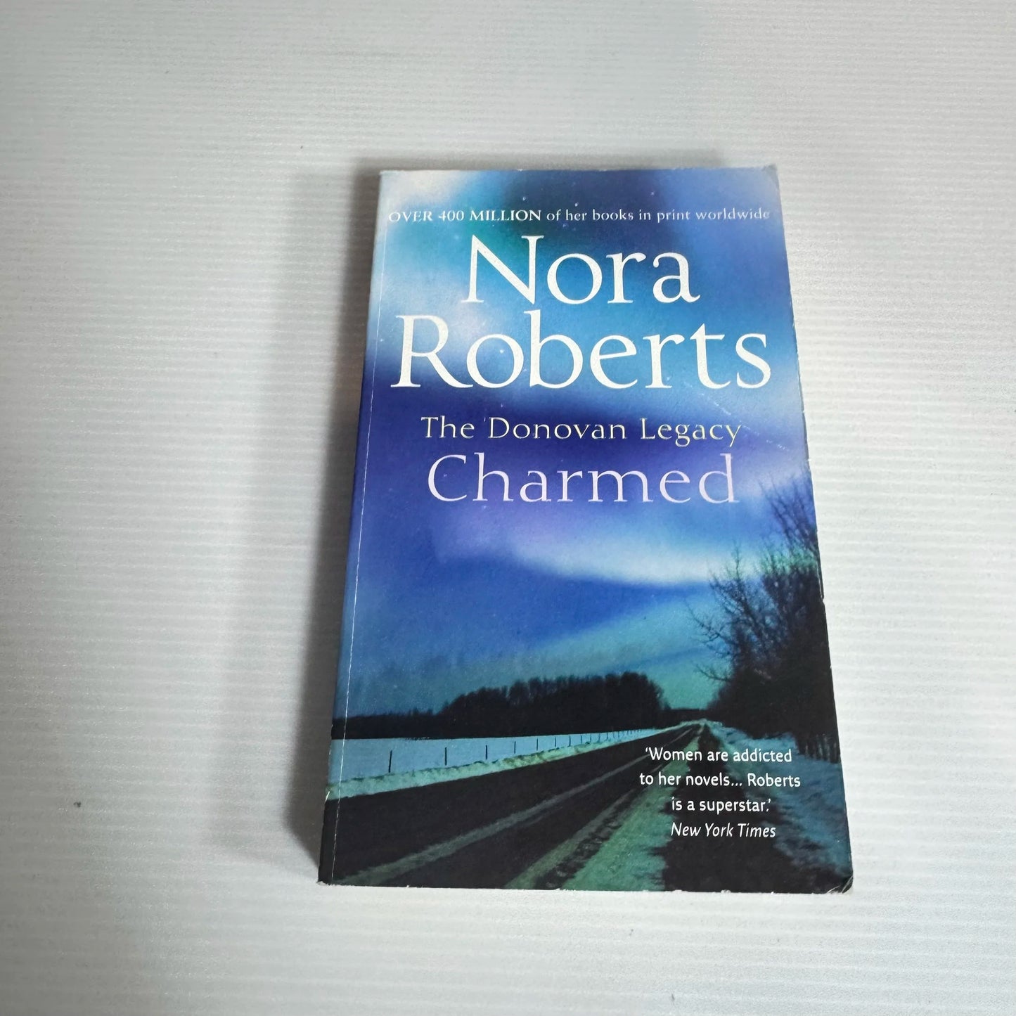 The Donovan Legacy: Charmed - Nora Roberts