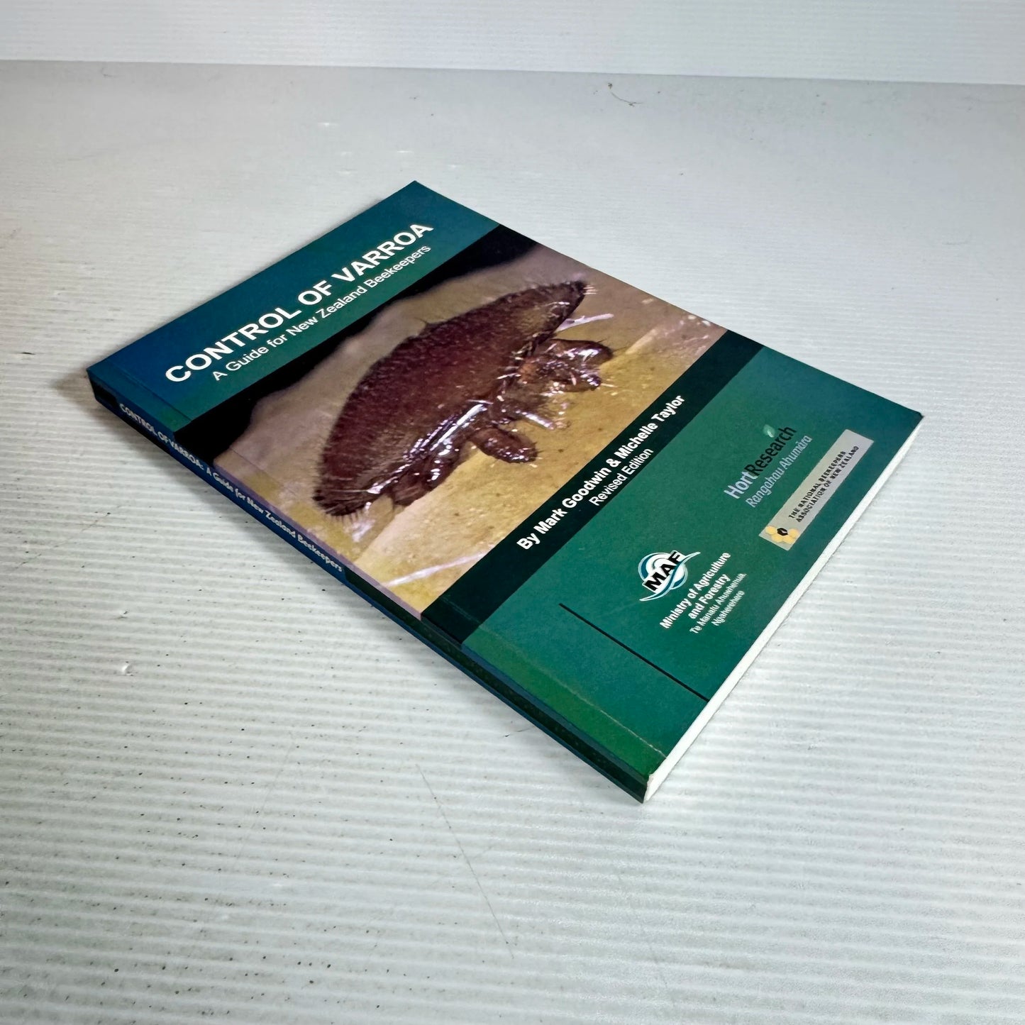 Control of Varroa : A Guide for New Zealand Beekeepers (Revised Edition) - Mark Goodwin & Michelle Taylor