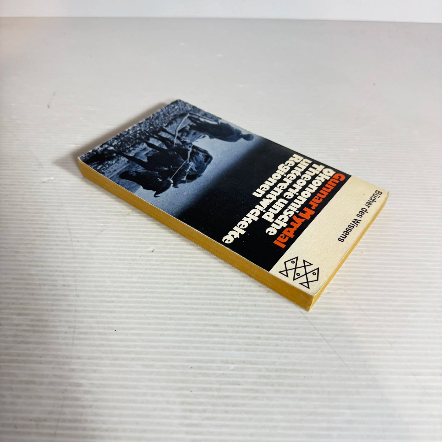 Books of Knowledge : Economic Theory and Underdeveloped Regions - Gunnar Myrdal (In German) (Vintage 1974)