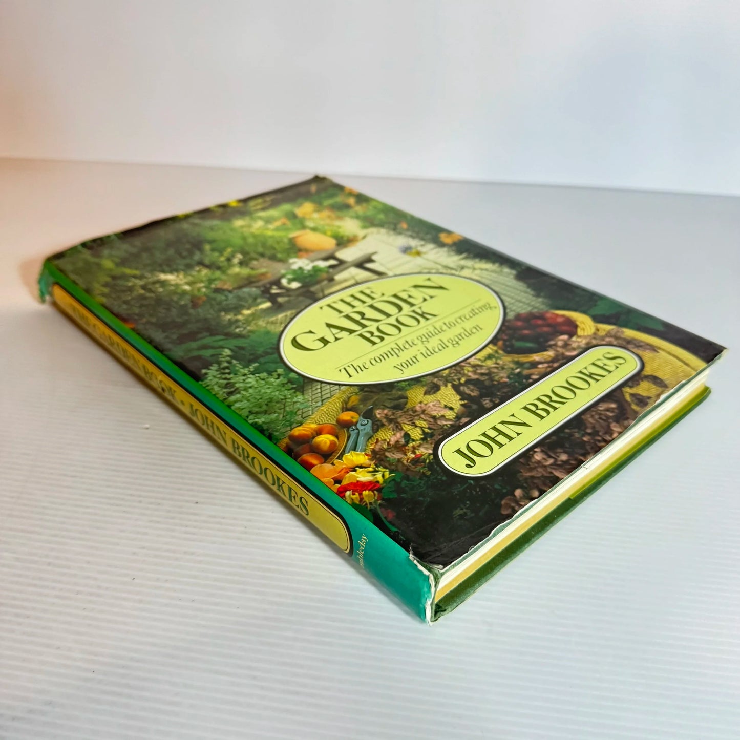 The Garden Book: The Complete Guide To Creating You Ideal Garden - John Brookes