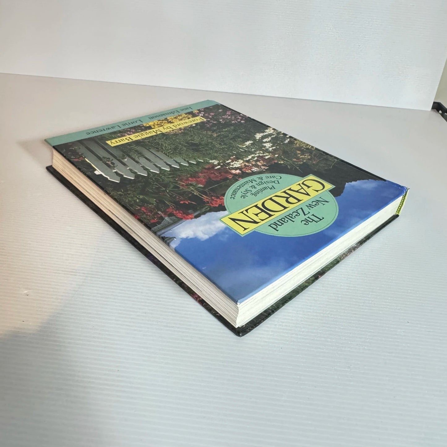 The New Zealand Garden: Planting Design & Style, Care & Maintenance - Jane Edmanson & Lorrie Lawrence