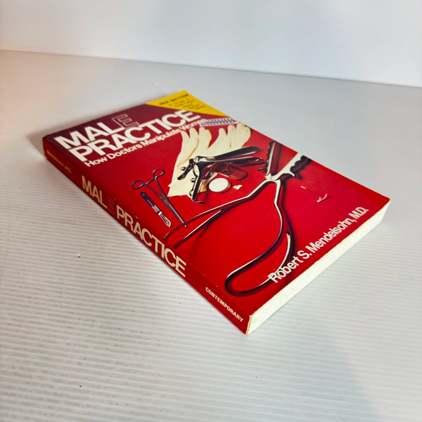 Male Practice : How Doctors Manipulate Women - Robert S. Mendelsohn, M.D. (1982)