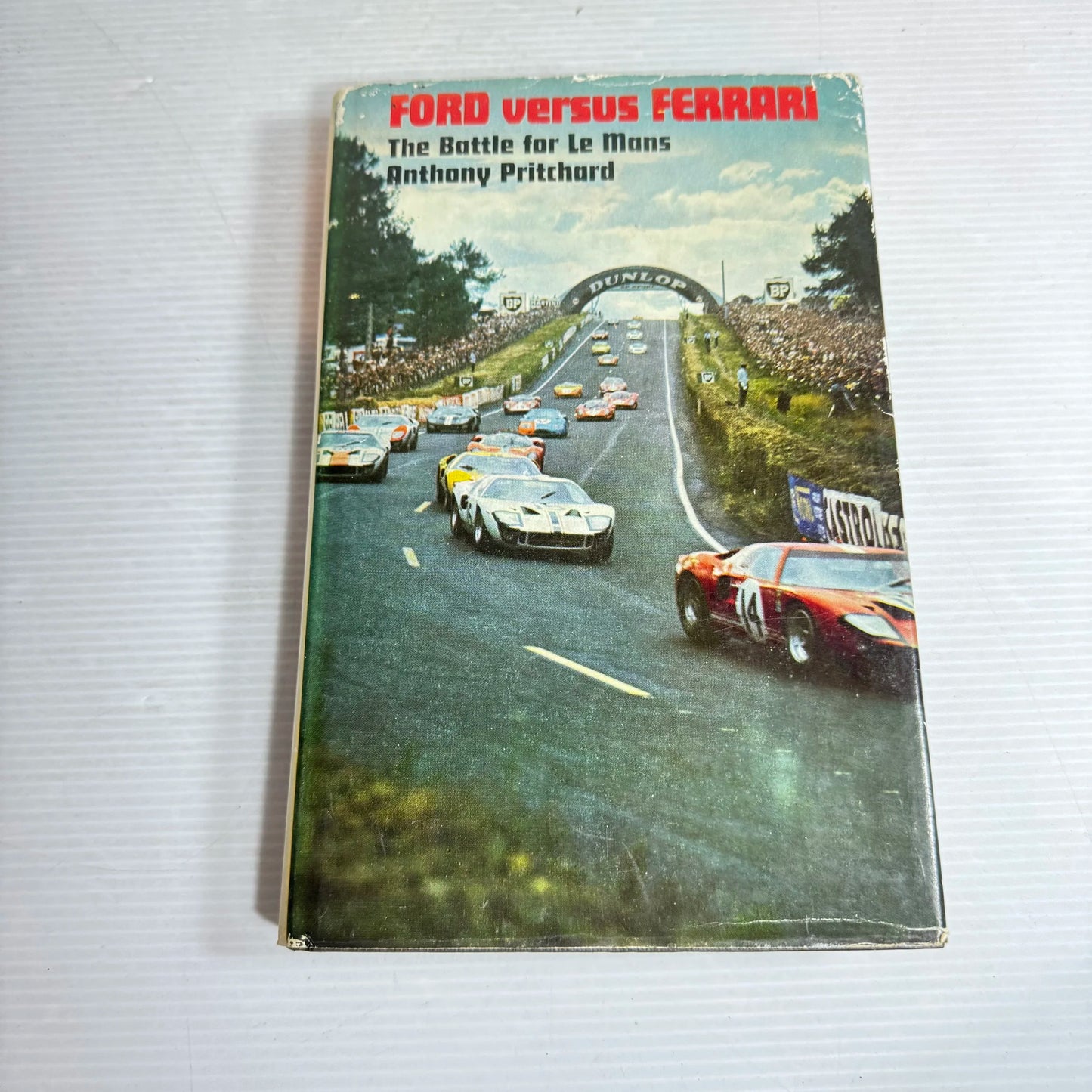 Ford versus Ferrari : The Battle for Le Mans - Anthony Pritchard (1968)