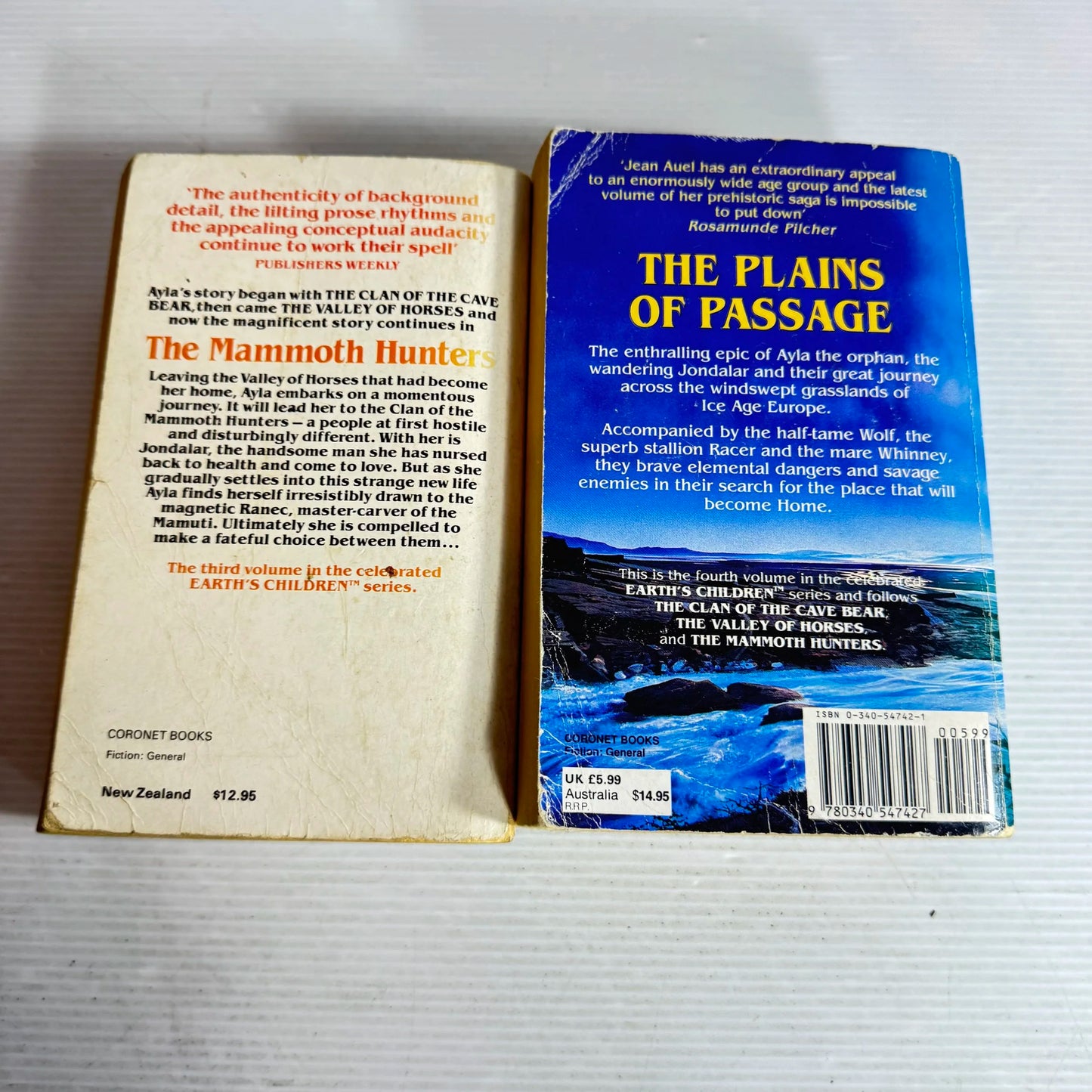 Jean M. Auel Book Bundle x2 The Mammoth Hunters & The Plains of Passage (644)