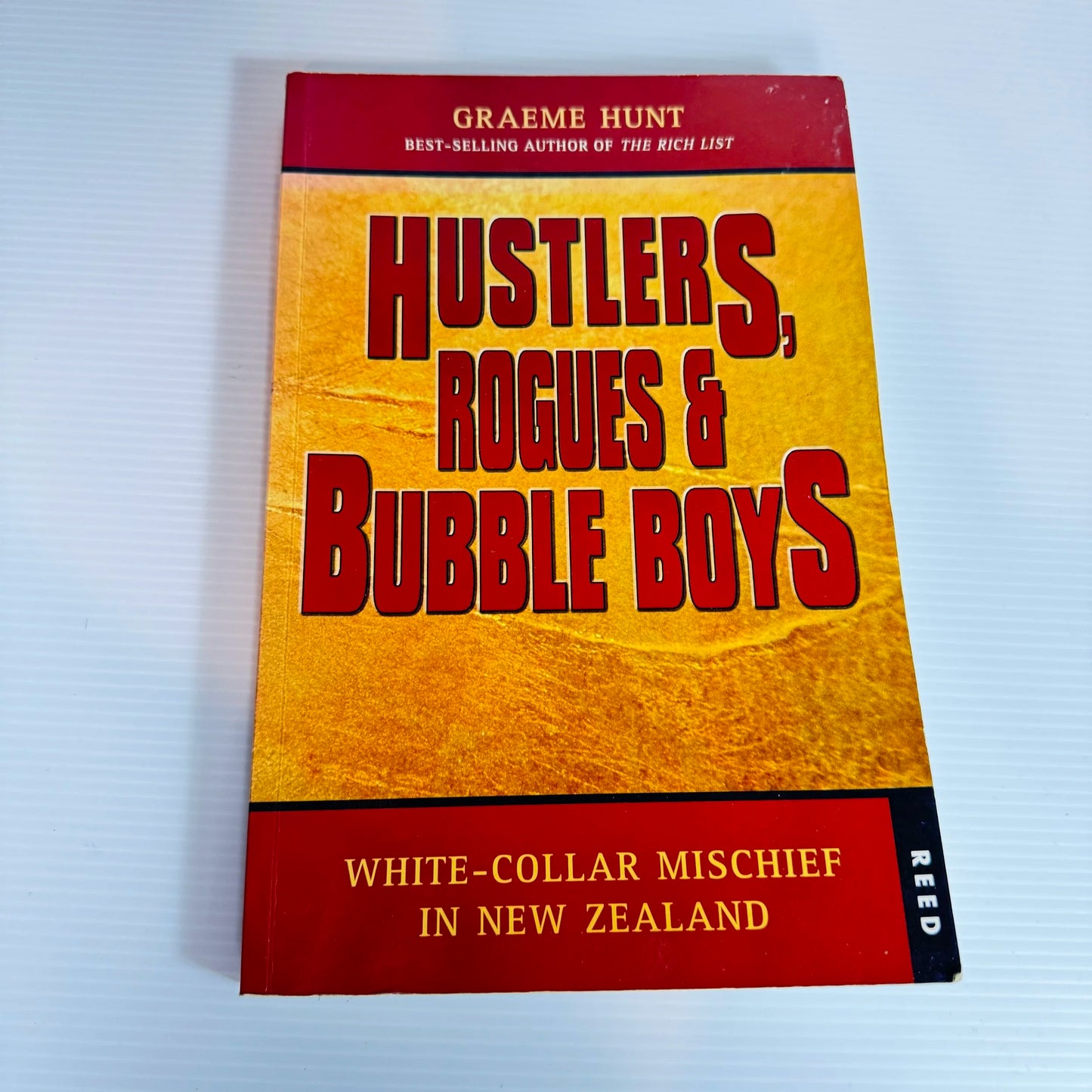 Hustlers, Rouges & Bubble Boys : White Collar Mischief in New Zealand - Graeme Hunt
