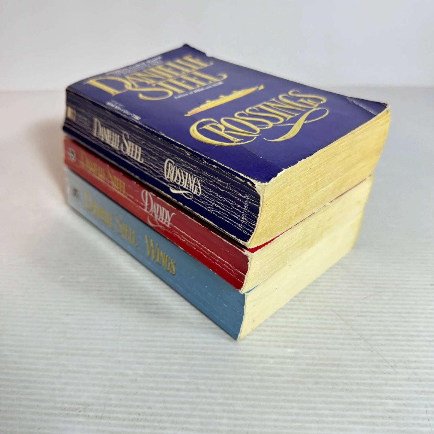 Danielle Steel Book Bundle x 3  Books : Crossings, Daddy, Wings (586)