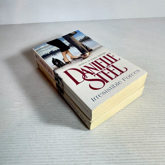 Danielle Steel Book Bundle x 2 Books : Coming Out & Irresistible Forces (580)