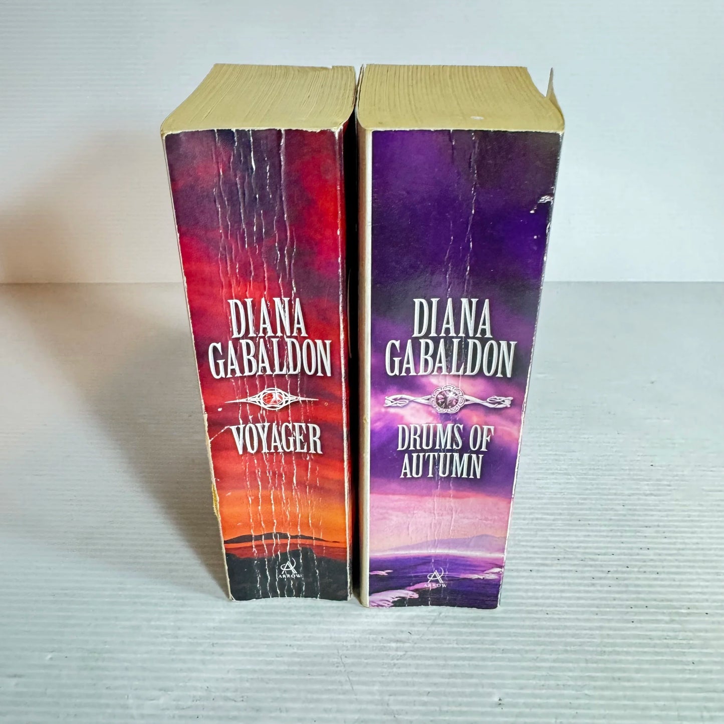 Diana Gabaldon Book Bundle x 2 Books : Drums of Autumn & Voyager (566)