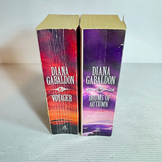 Diana Gabaldon Book Bundle x 2 Books : Drums of Autumn & Voyager (566)