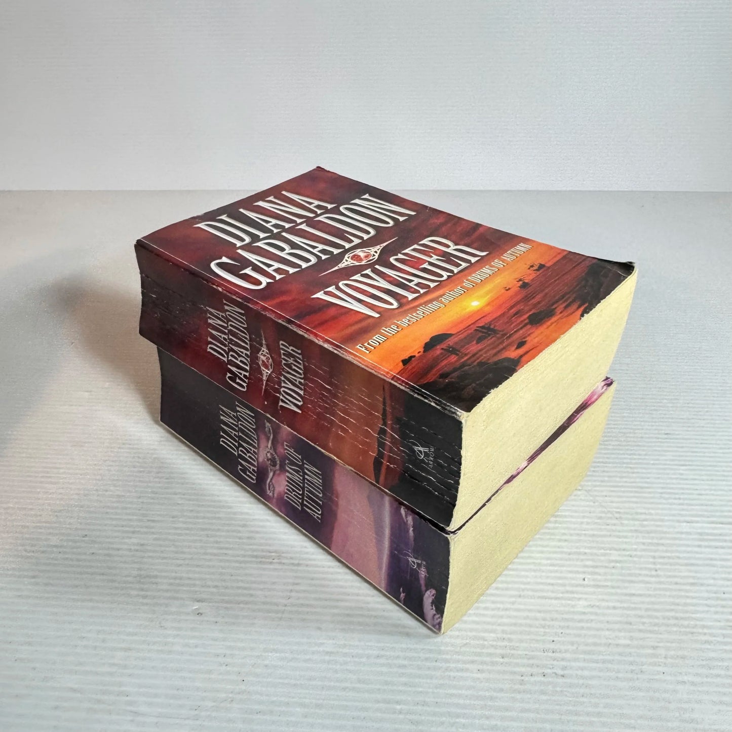 Diana Gabaldon Book Bundle x 2 Books : Drums of Autumn & Voyager (566)