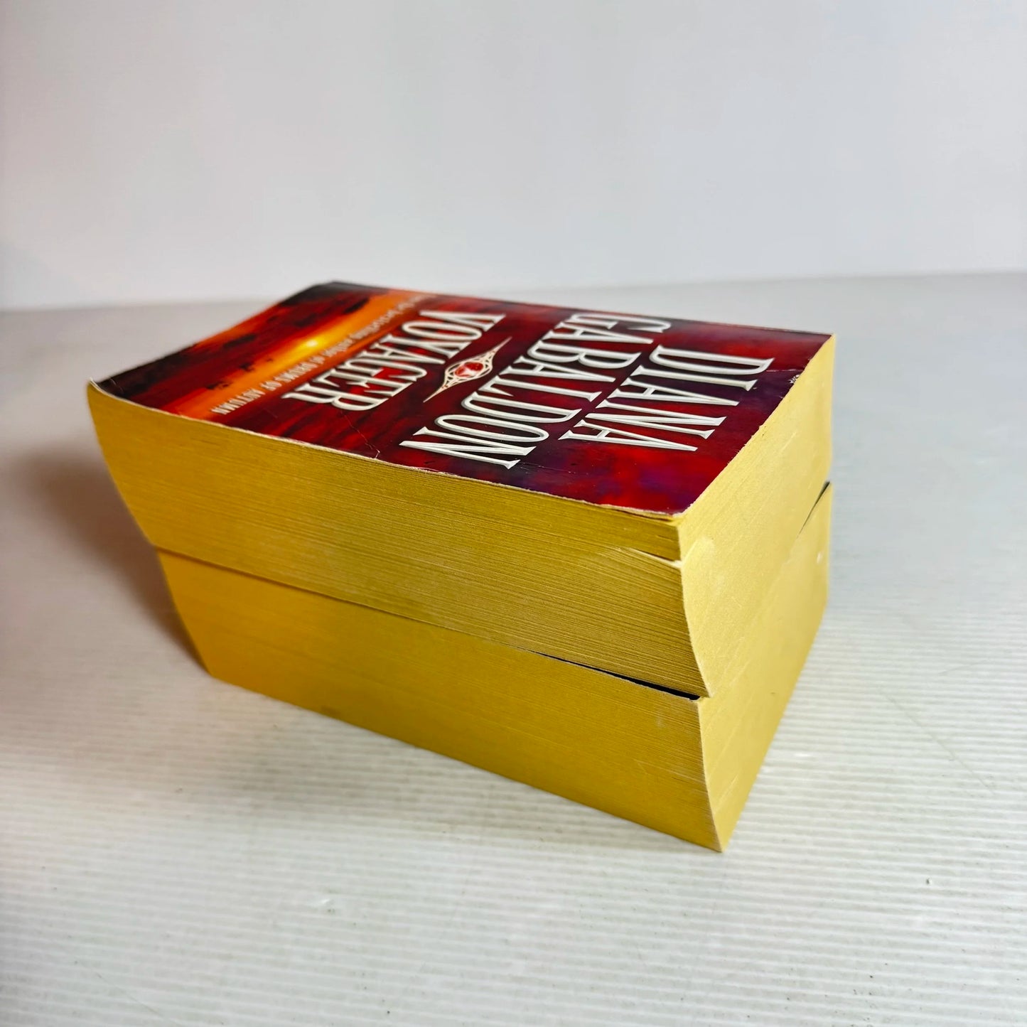 Diana Gabaldon Book Bundle x 2 Books : Drums of Autumn & Voyager (566)