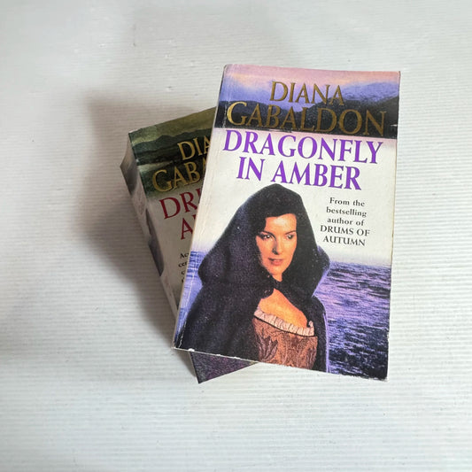 Diana Gabaldon Book Bundle x 2 Books : Drums of Autumn & Dragonfly in Amber (573)