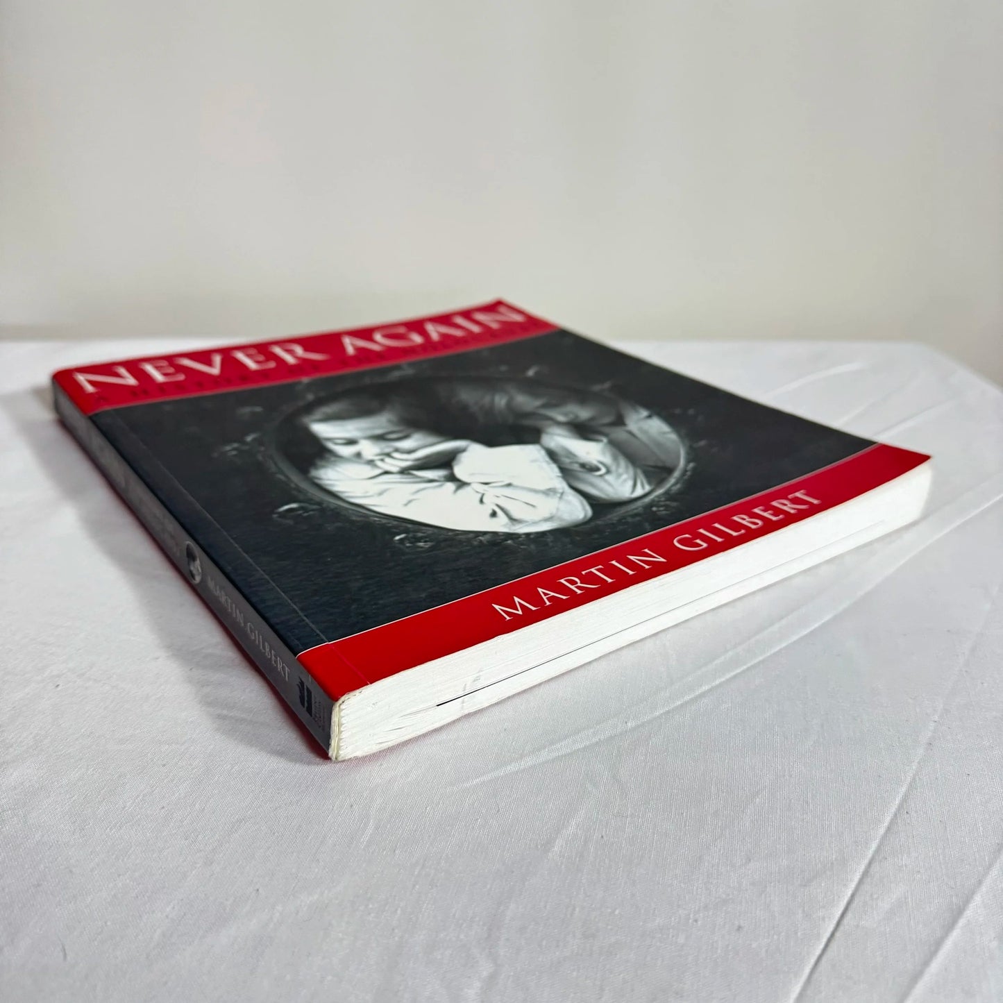 Never Again : A History of the Holocaust - Martin Gilbert