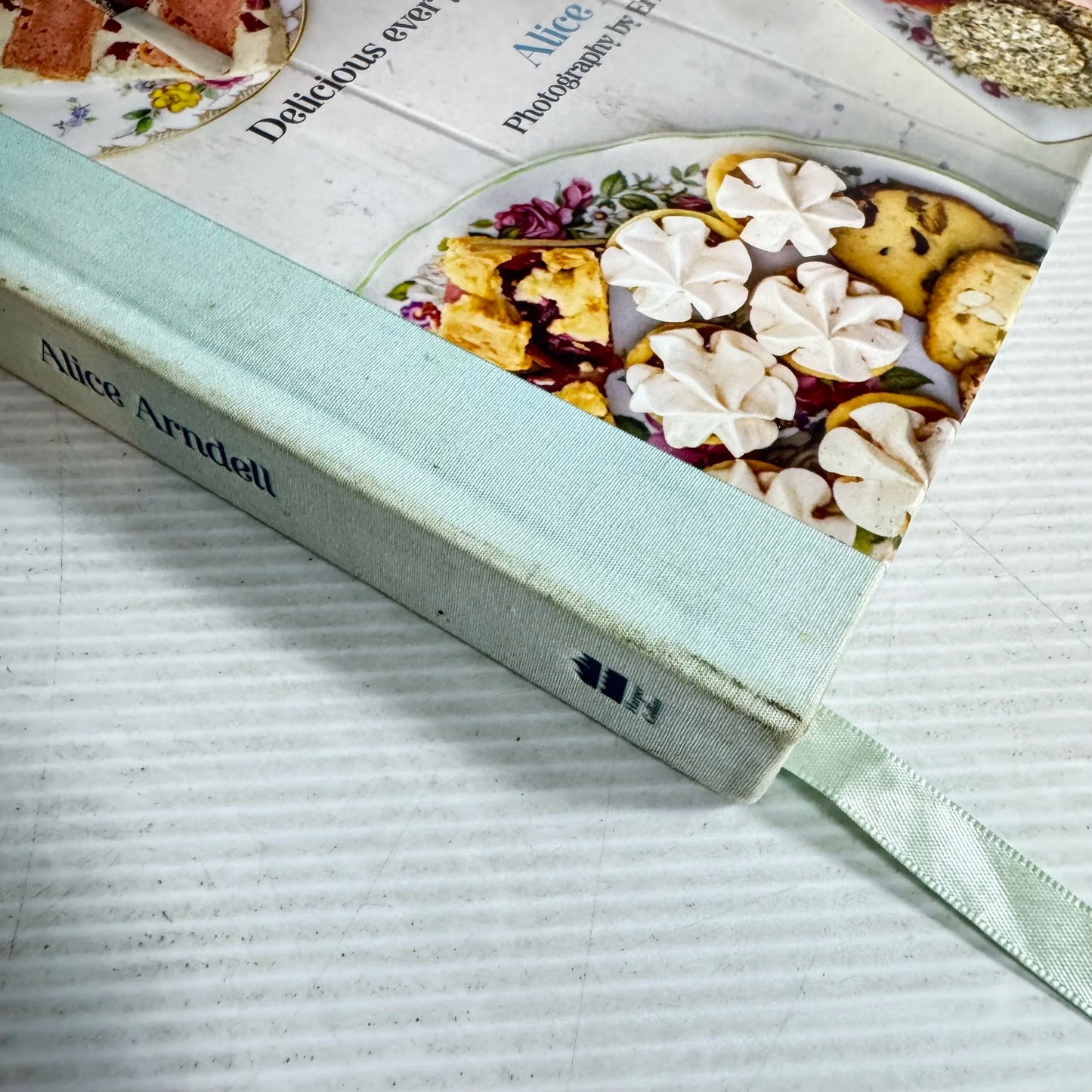 Alice Arndell Cookbook Bundle x 2 Books : Alice In Bakingland & Bake Me Home (733)