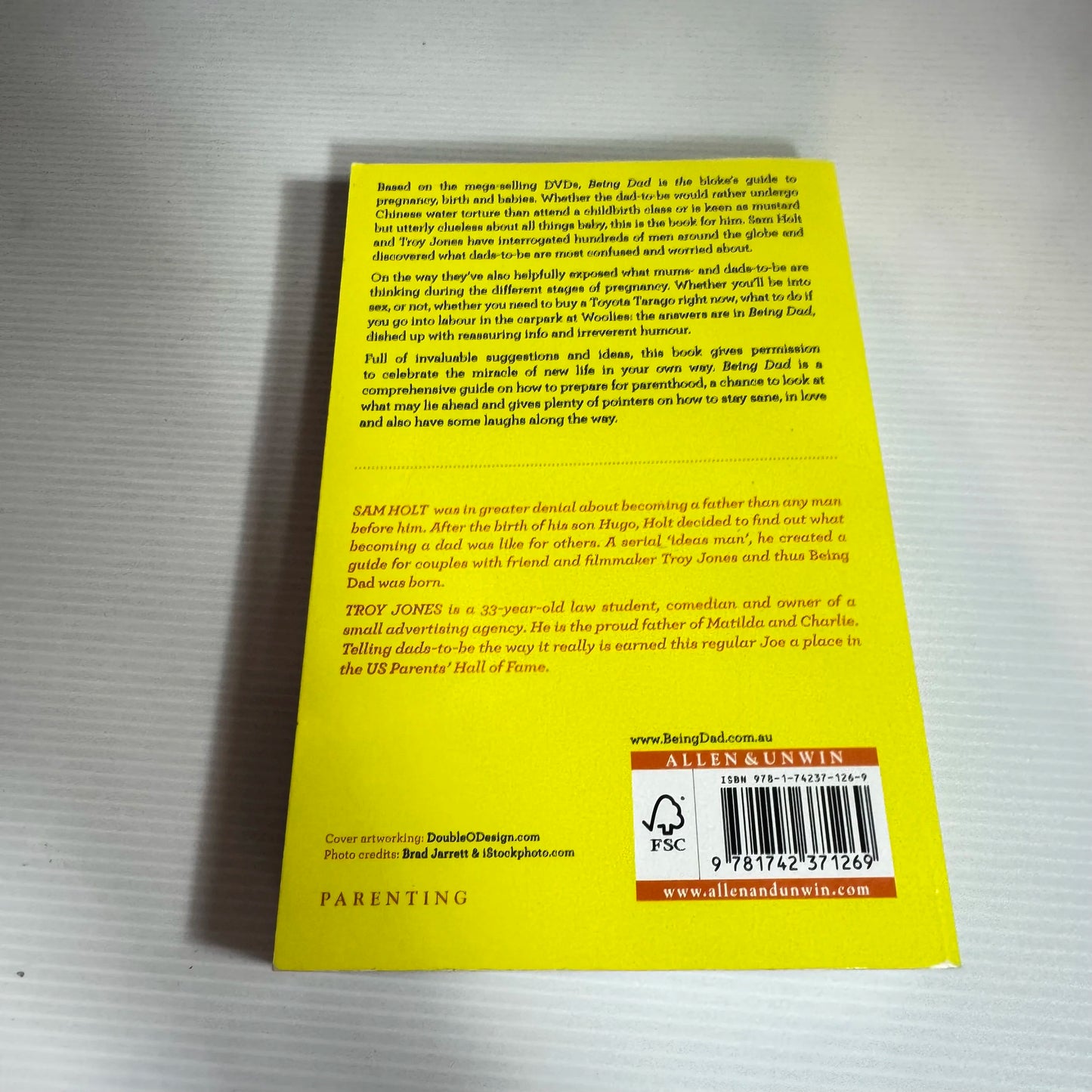 Being Dad : For Dads-To-Be and the Women Who Love Them - Sam Holt & Troy Jones