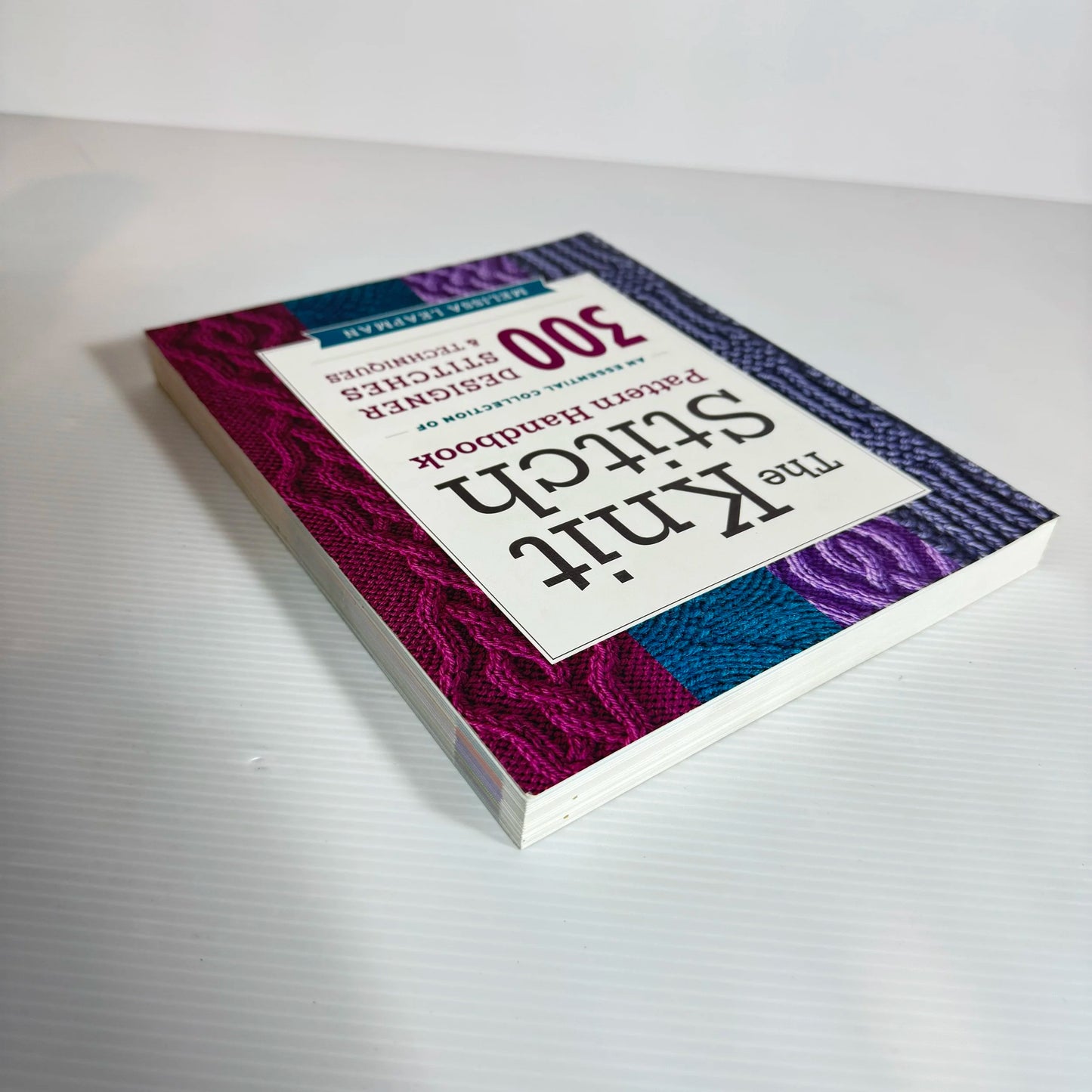 Th Knit Stich Pattern Handbook : An Essential Collection of 300 Designer Stitches & Techniques - Melissa Leapman