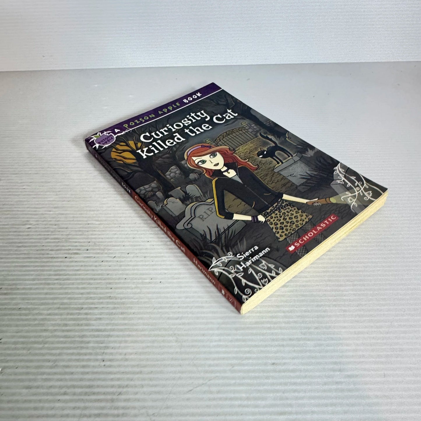 Curiosity Killed the Cat : A Poison Apple Book - Sierra Harimann
