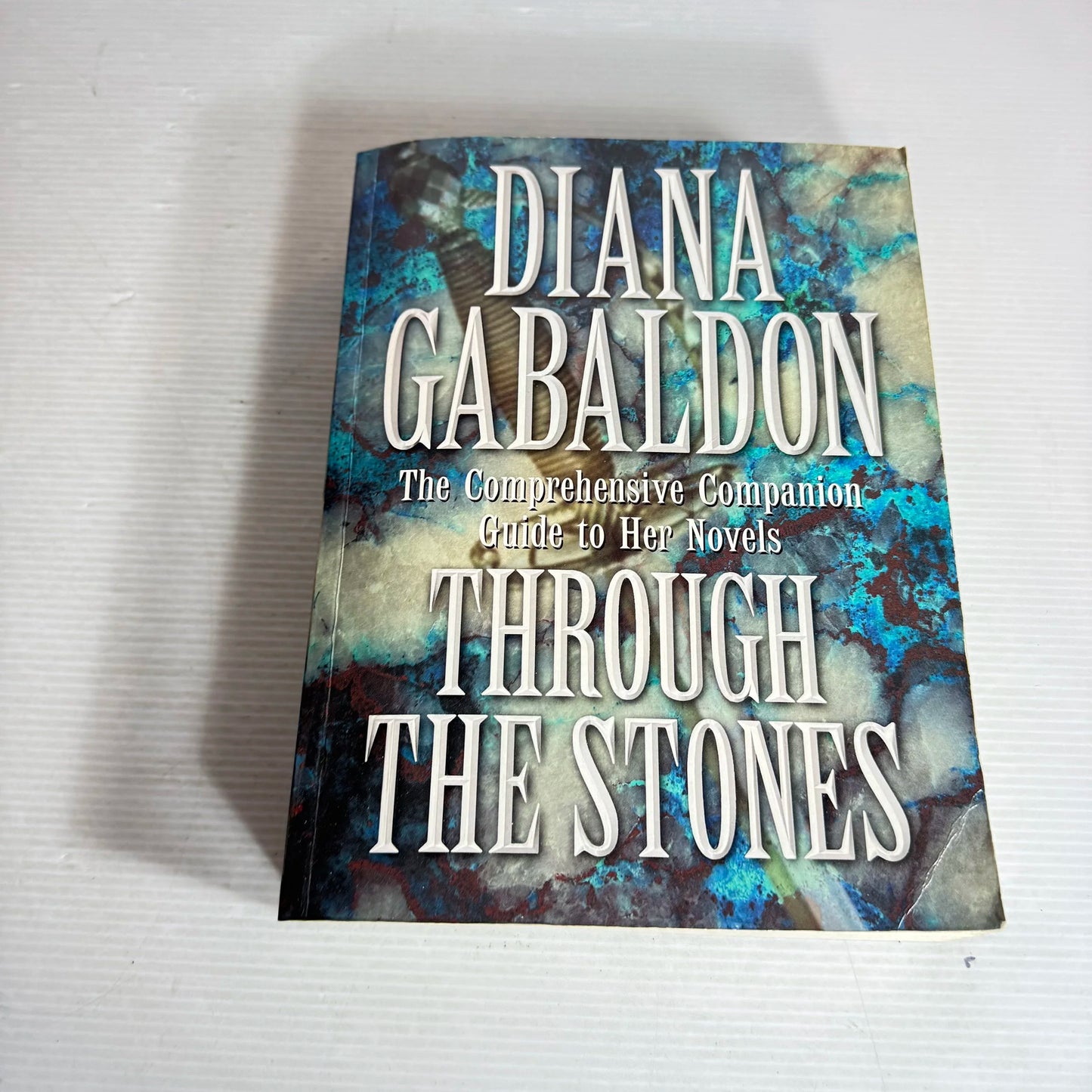 Diana Gabaldon : Through The Stones : The Comprehensive Companion Guide to Her Novels