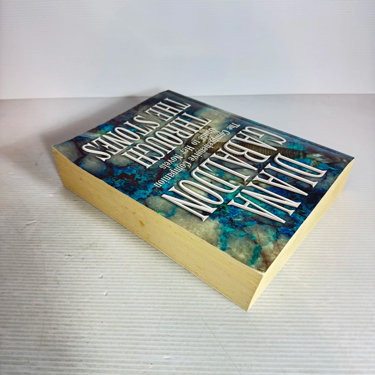 Diana Gabaldon : Through The Stones : The Comprehensive Companion Guide to Her Novels