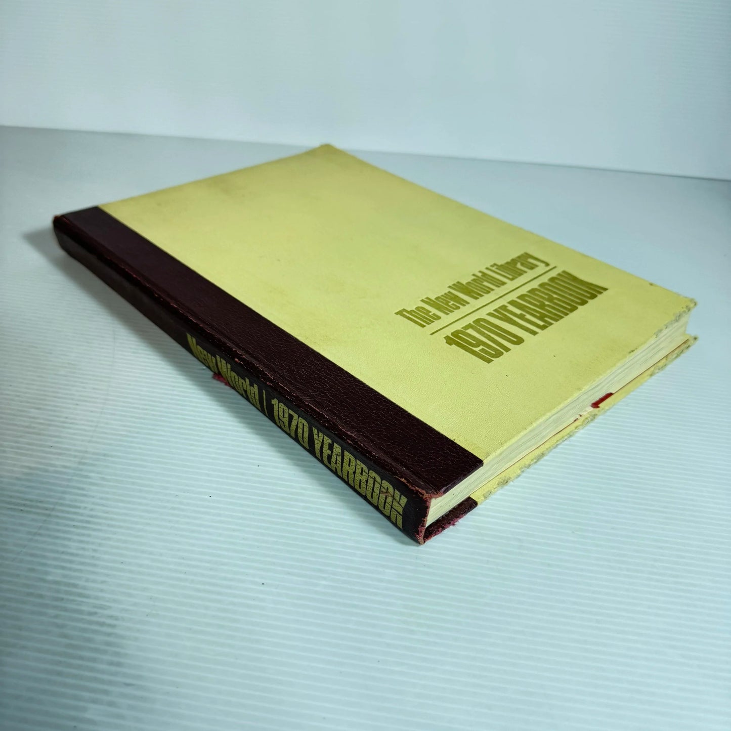 The New World Library 1970 Yearbook (Vintage)