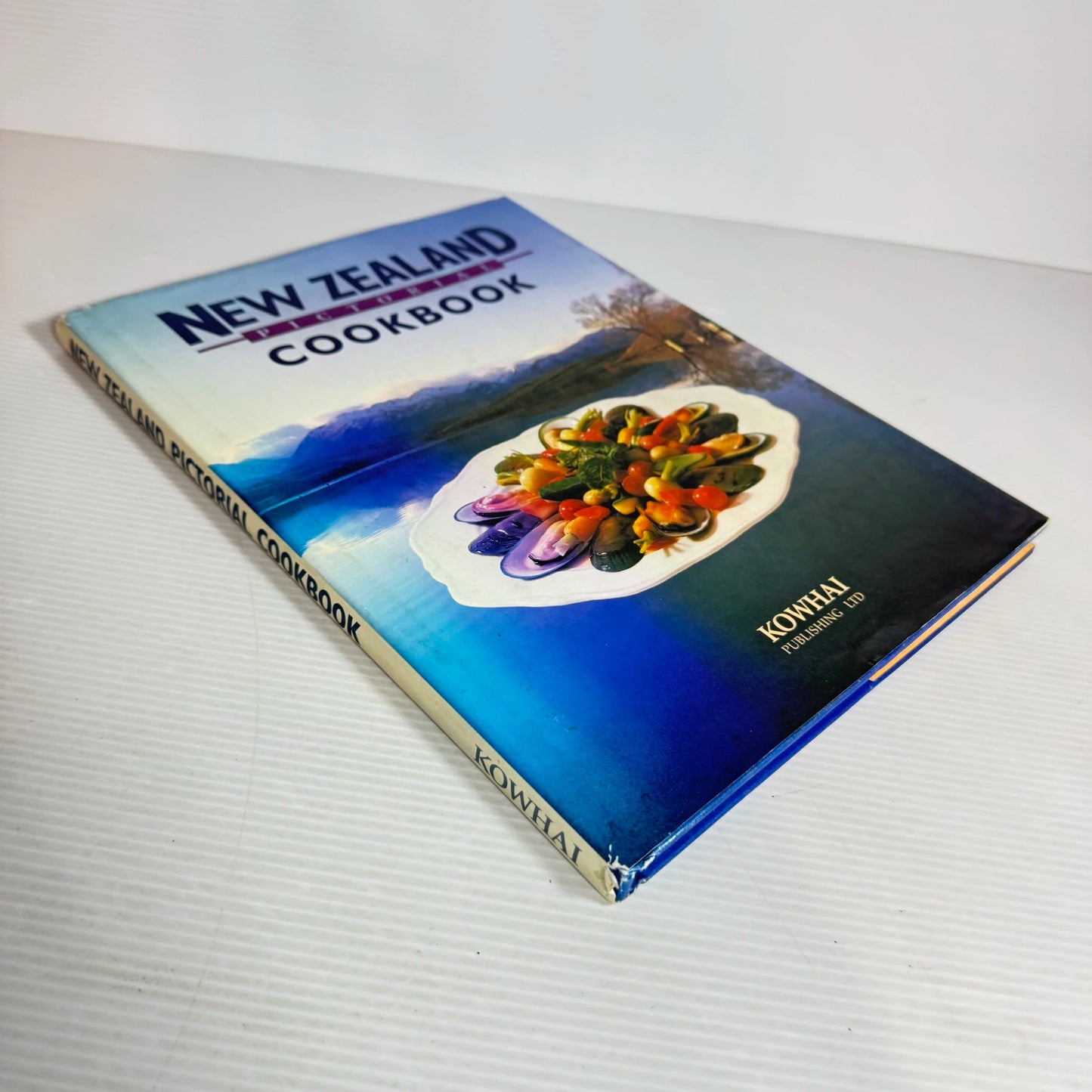 New Zealand Pictorial Cookbook - Kowhai Publishing (1992)