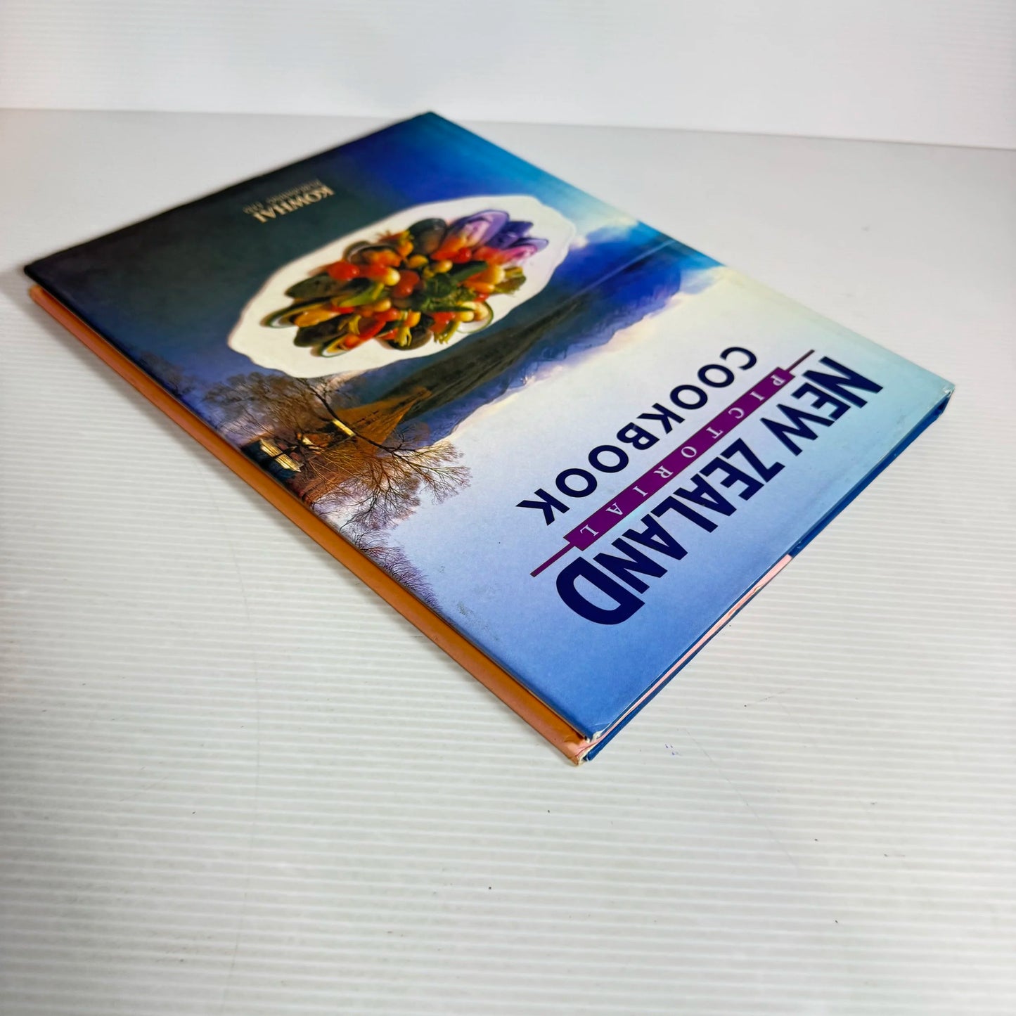 New Zealand Pictorial Cookbook - Kowhai Publishing (1992)