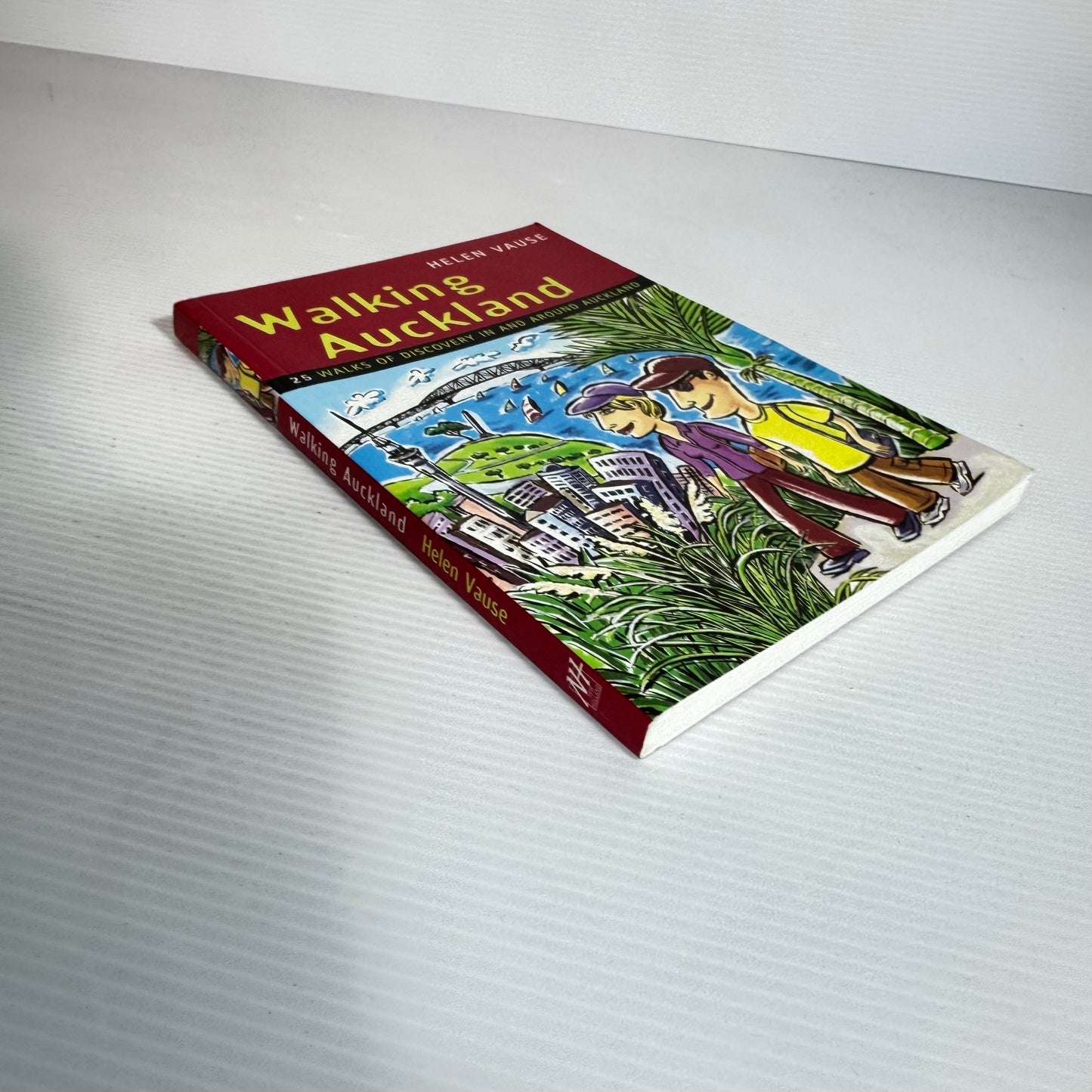 Walking Auckland : 25 Walks of Discovery In and Around Auckland - Helen Vause