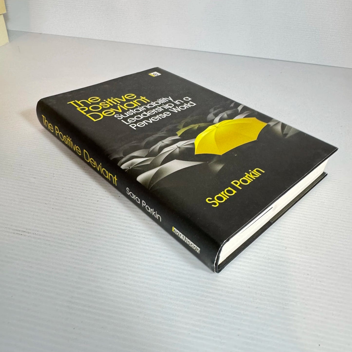 The Positive Deviant : Sustainability Leadership in a Perverse World - Sara Parkin