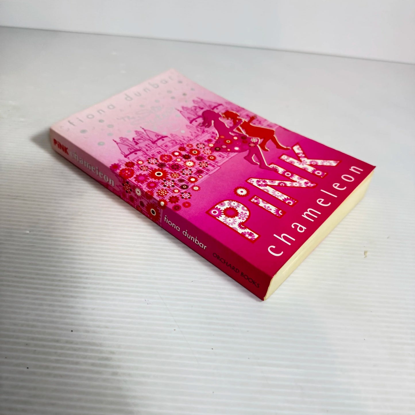 The Silk Sisters: Pink Chameleon - Fiona Dunbar