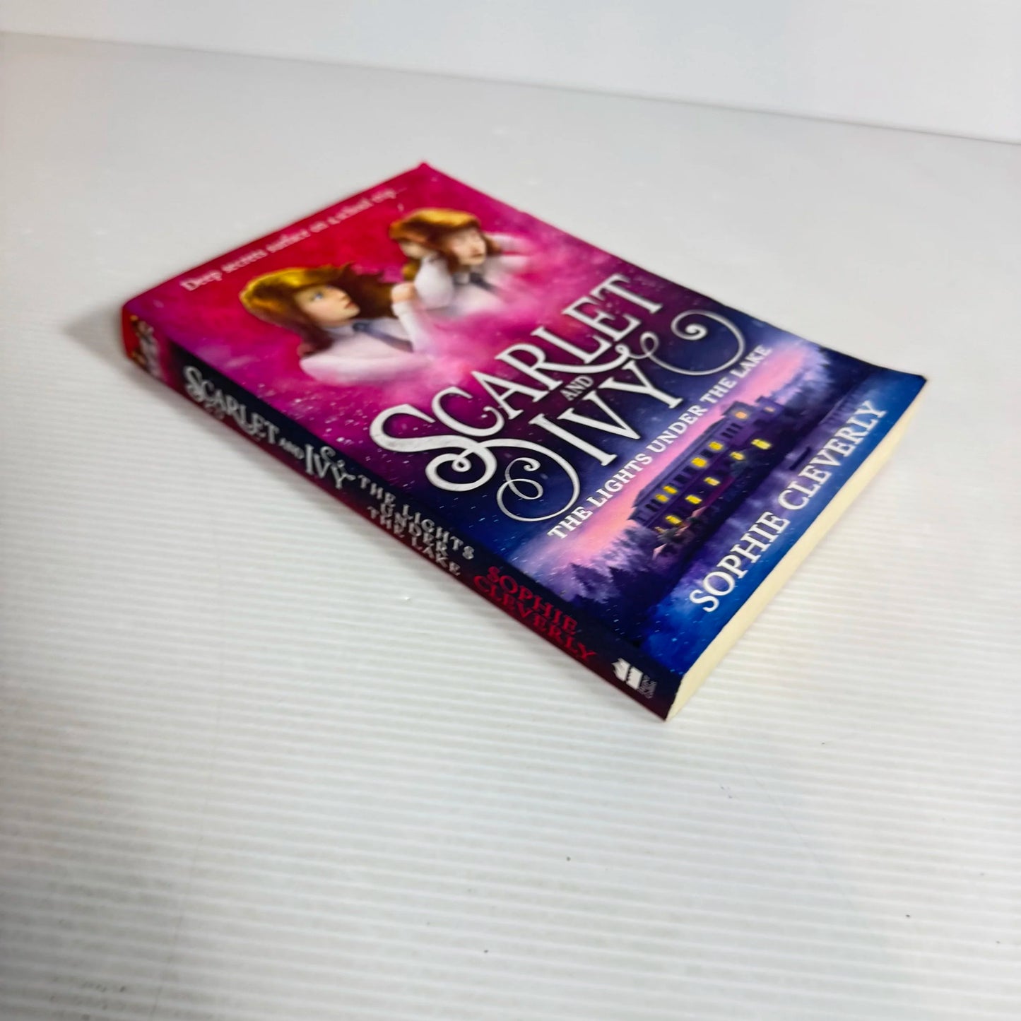 Scarlet & Ivy : The Lights Under The Lake - Sophie Cleverly