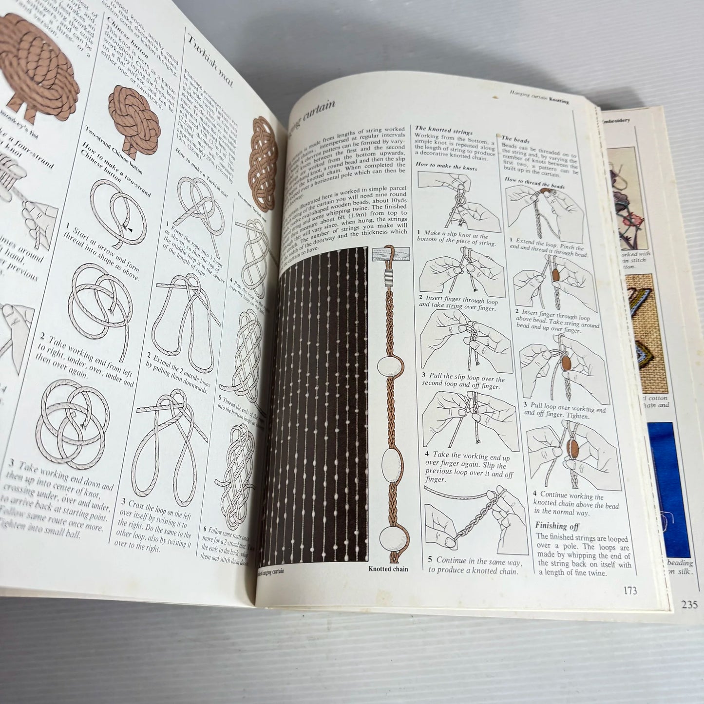 The Bantam Step-By-Step Book of Needle Craft - Judy Brittain