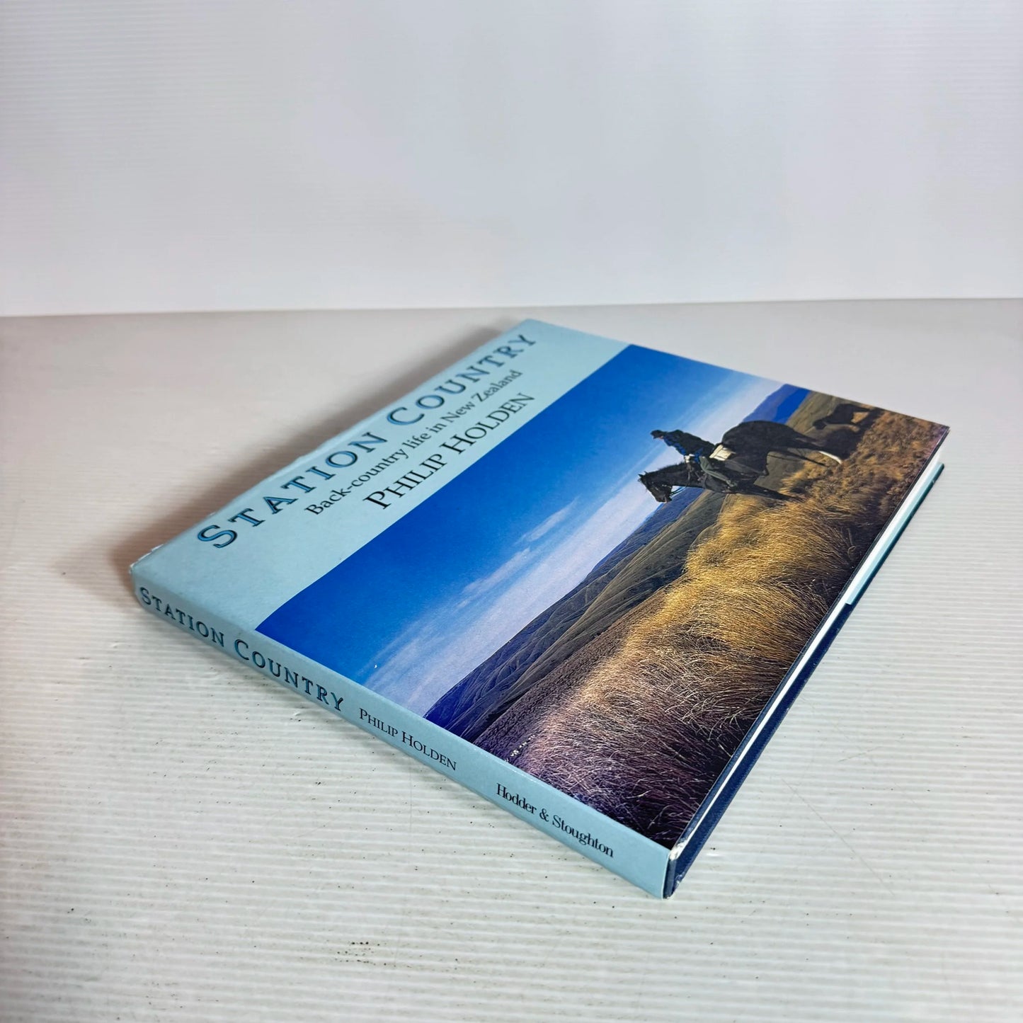 Station Country : Back-Country Life in New Zealand - Philip Holden