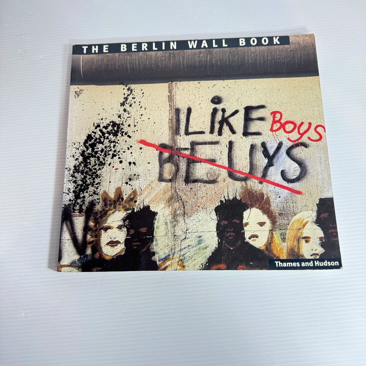 The Berlin Wall Book - Thames and Hudson (Vintage 1990)