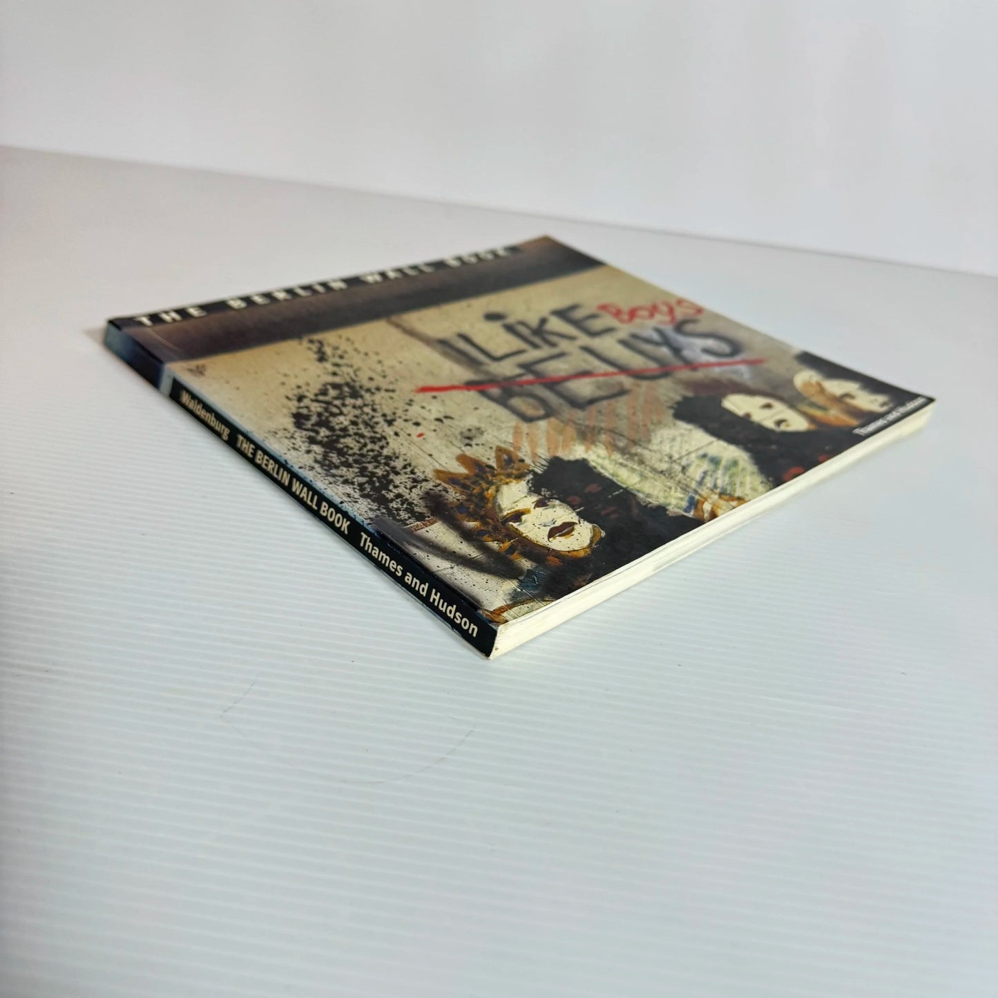 The Berlin Wall Book - Thames and Hudson (Vintage 1990)