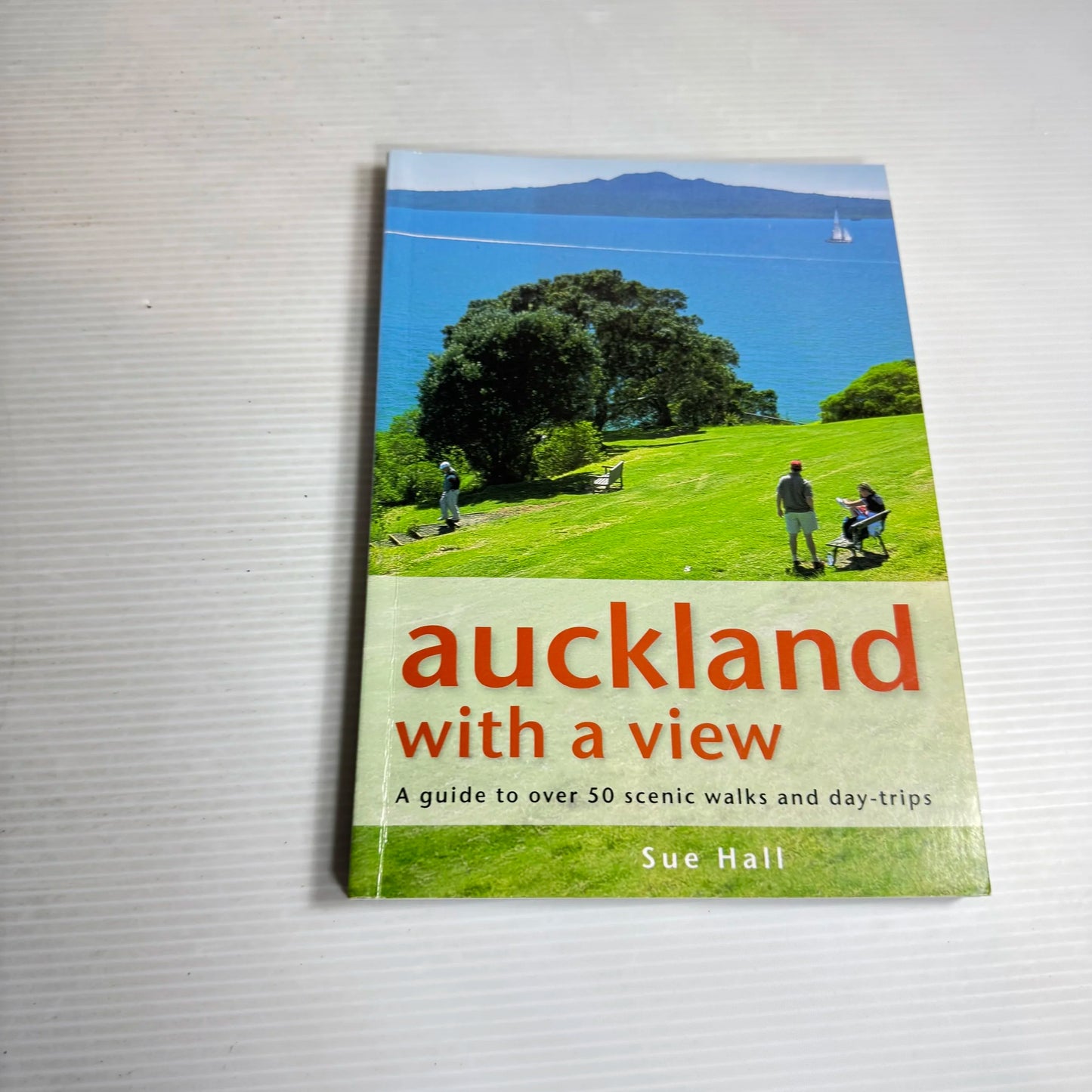 Auckland with a View : Guide to over 50 scenic walks and day-trips - Sue Hall